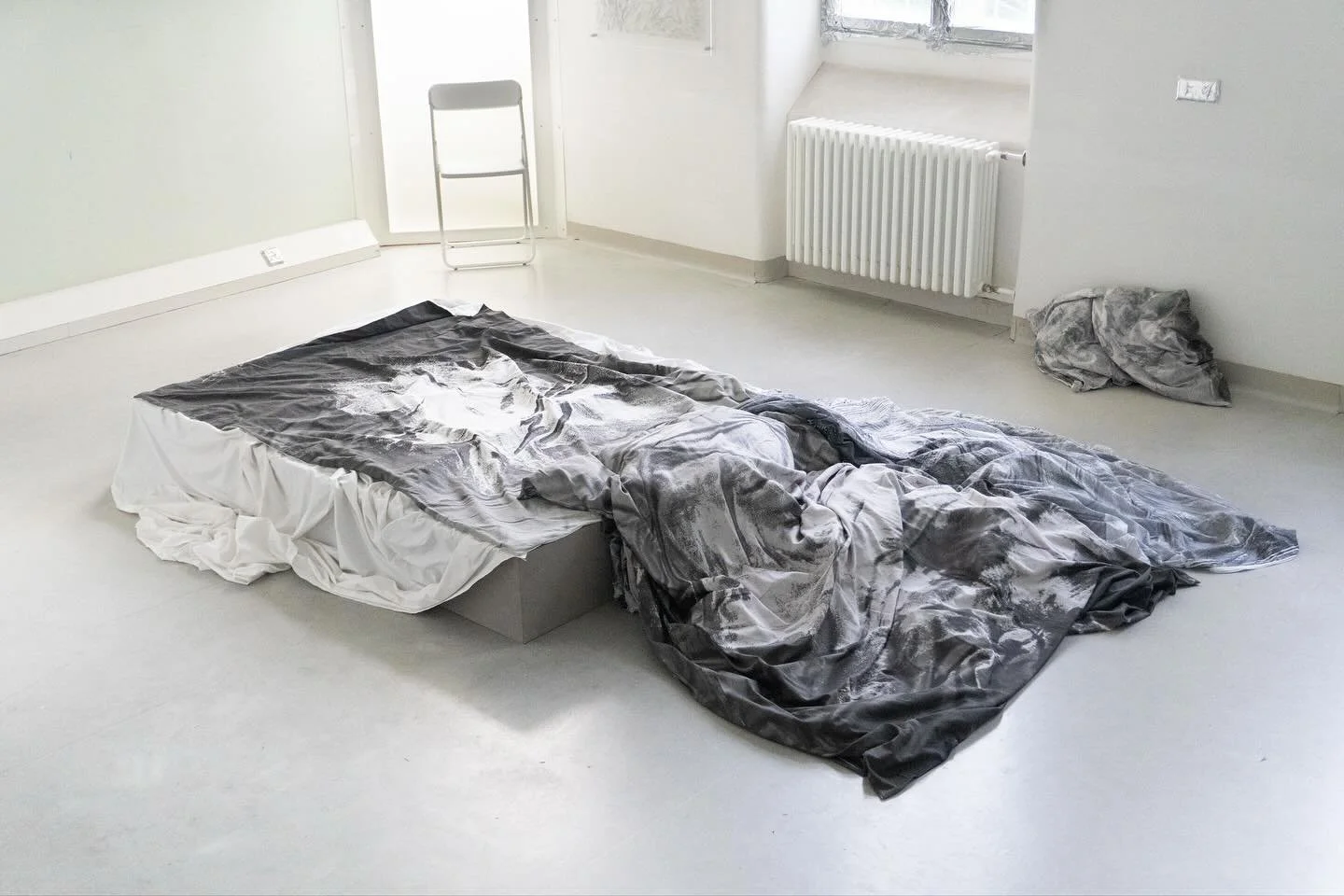 Can&rsquo;t you sleep? 
PARALLEL VIENNA 2025 with @alisa.omelianceva 

A patient&rsquo;s room needs bedding. Blood, night sweat, and fragments of dreams become caught in the sheets. [&hellip;] Upon waking Alisa Omelianceva (*1997, Russia) speaks her 