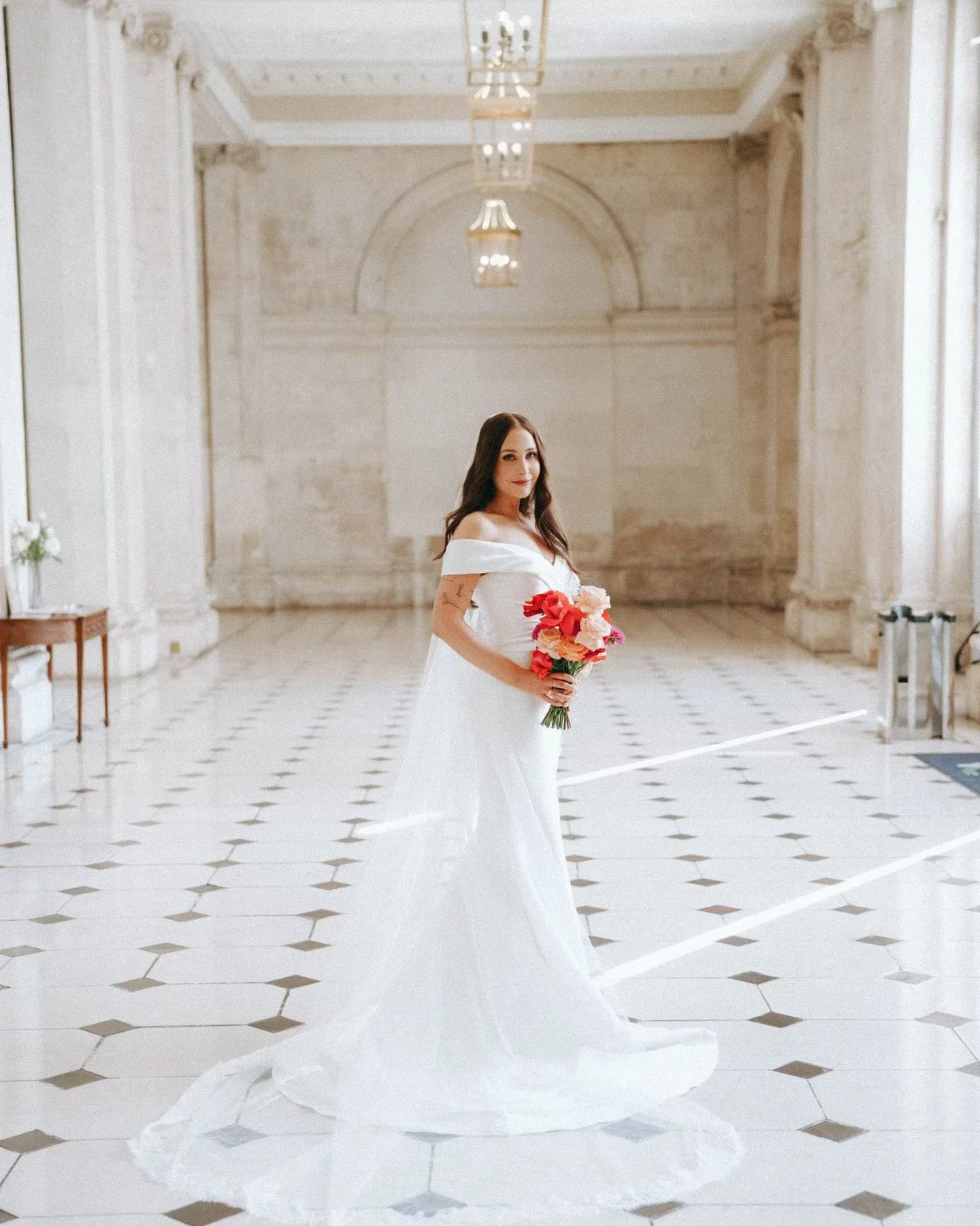 Elegant and stylish bride Flann ☺️💕 #dublincityhallwedding #cityhall #cityhallwedding #bride #bridetobe2025 #bridalbouquets #dublinbride #weddingday #irishbridetobe