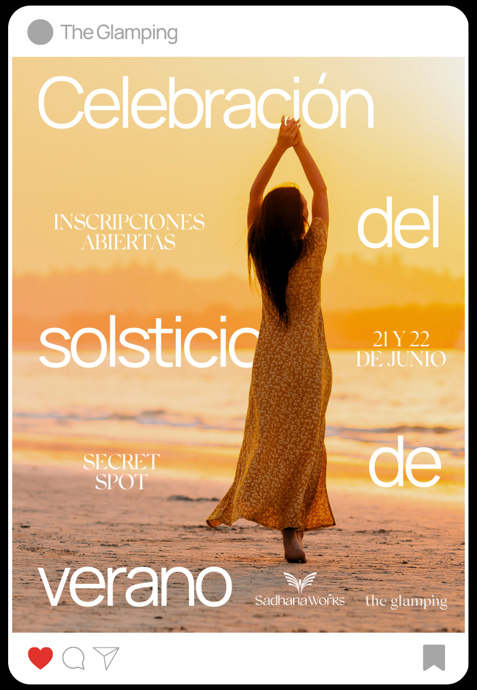 Una mujer caminando por la playa durante el atardecer, con los brazos levantados en forma de celebración, con texto promocional en superposiciones para un evento de verano en junio.