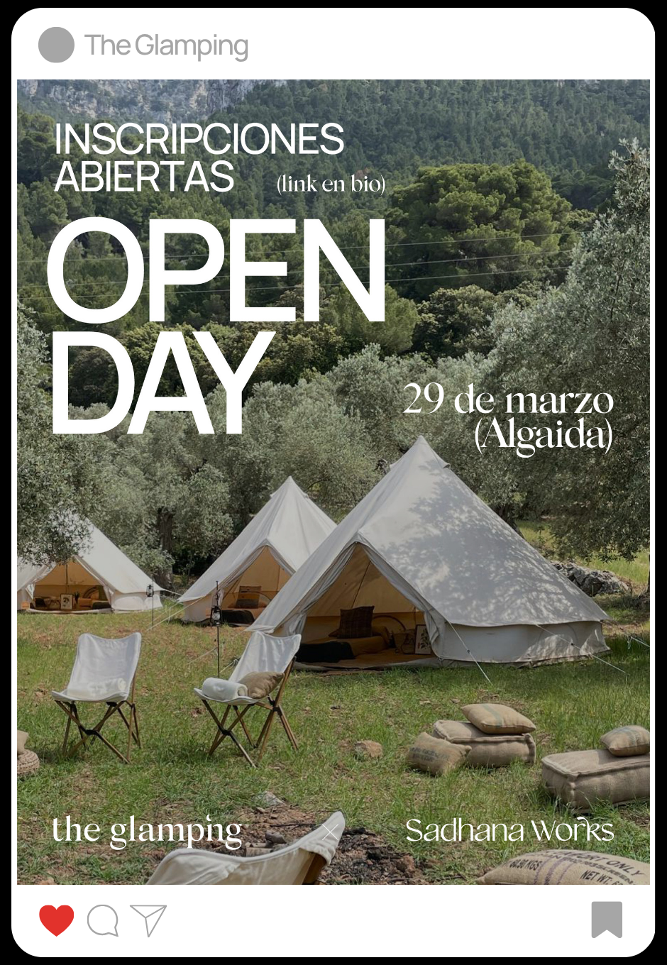 Campamento con varias tiendas en un paisaje boscoso en Algaida, con sillas y cojines en el césped, anuncio de inscripción para un día de puertas abiertas el 29 de marzo