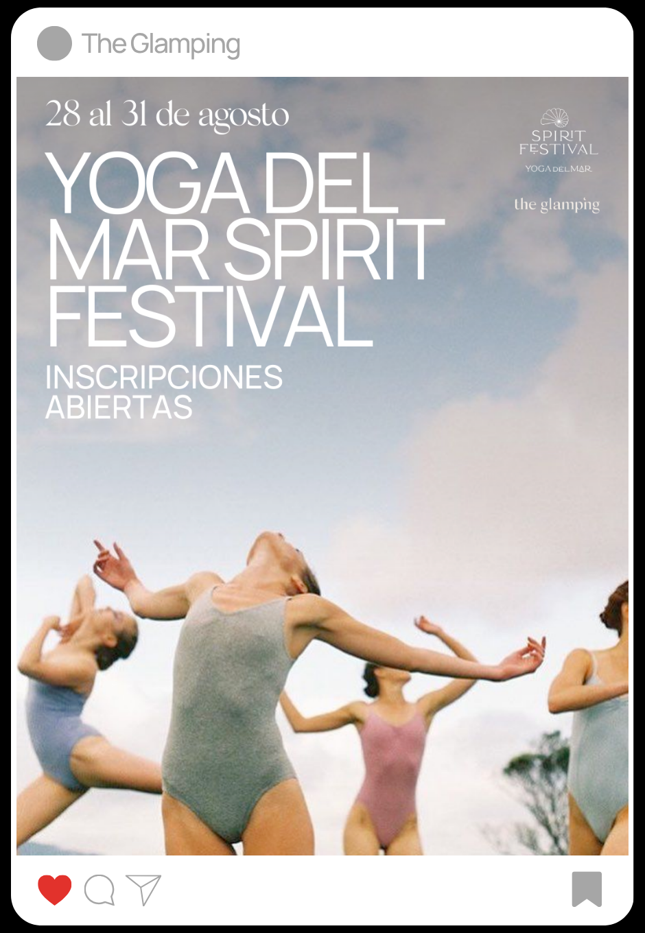 Cartel del Festival de Yoga del Mar Spirit, que se llevará a cabo del 28 al 31 de agosto, con inscripción abierta, mostrando varias personas practicando yoga al aire libre bajo un cielo con nubes.