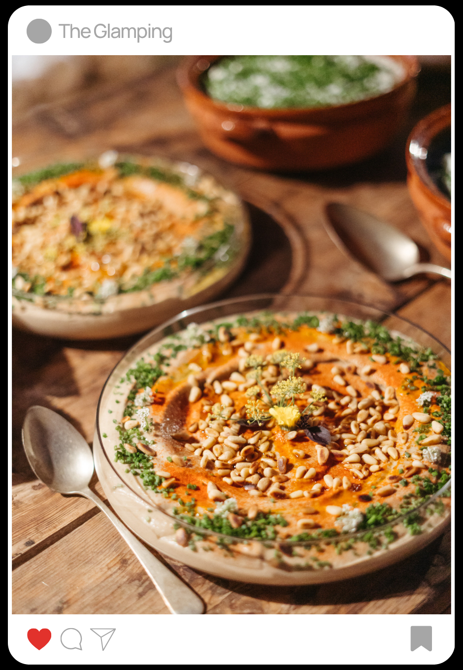 Tazones con platillos de comida tradicional mexicana, con ingredientes como semillas, vegetales y salsas.