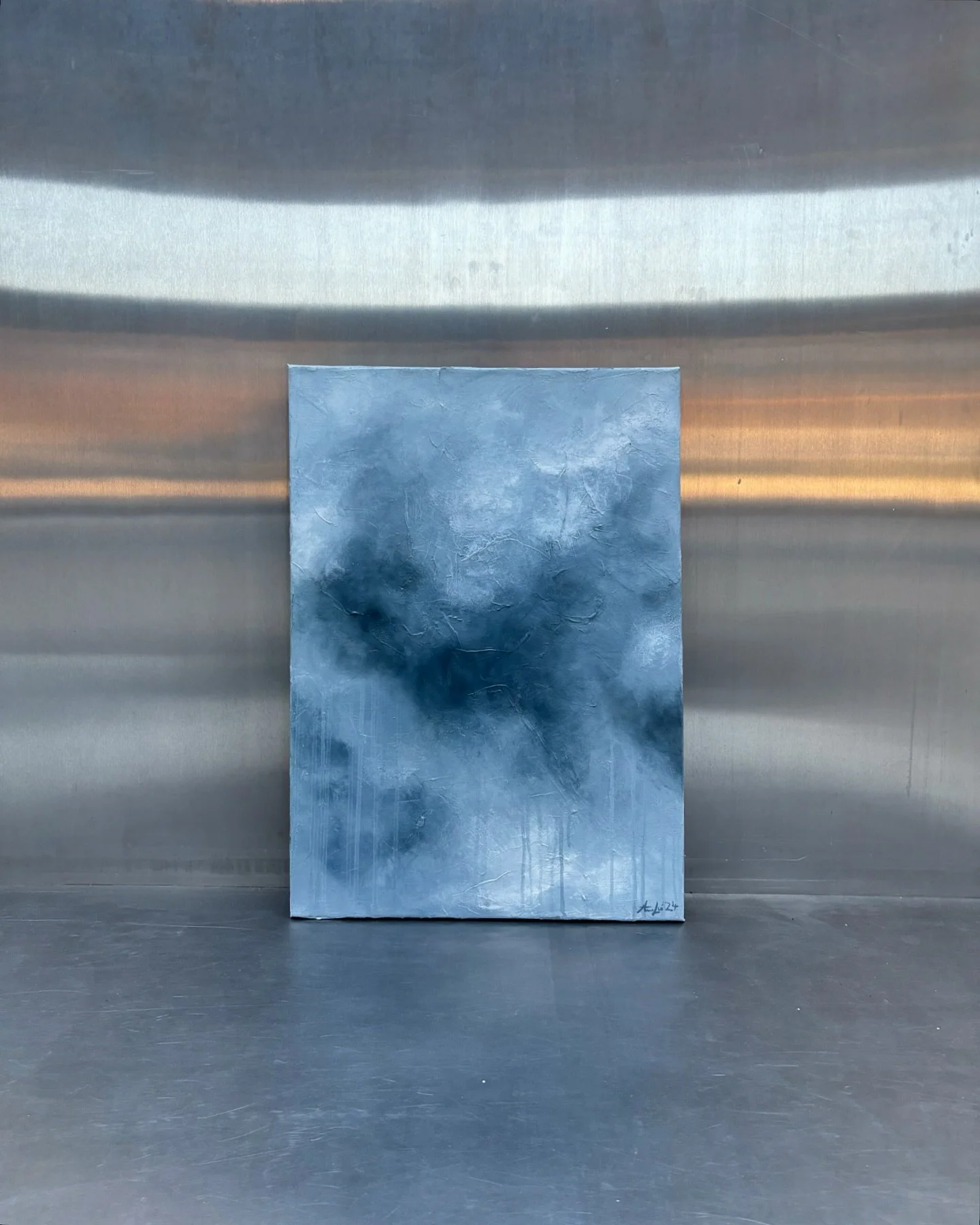 Grey reflections 🪩 I just love to showcase my paintings outside - finding inspiration wherever I go. Came upon this random silver wall and it&rsquo;s a perfect match in my opinion. What do you think?

&bdquo;Melancholy Skies&ldquo; 50 x 70 cm, acryl