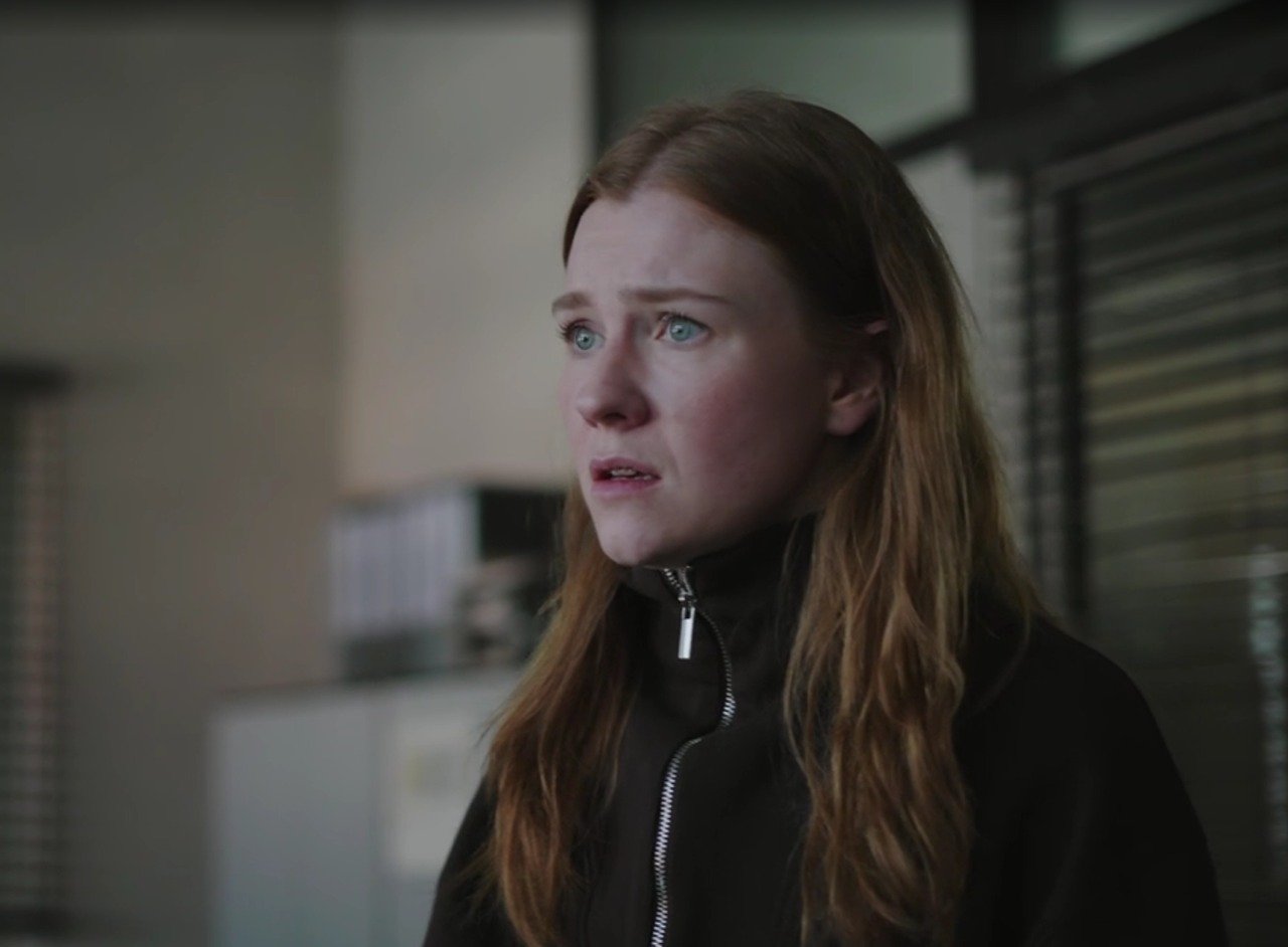 SOKO KÖLN ON NOVEMBER 4, 2025 - Franziska Brandmeier in the episode "Murder with Announcement"
Just as Julia Breska (Franziska Brandmeier ) is playing a song for her son, a strange device connects to her jukebox. She h
