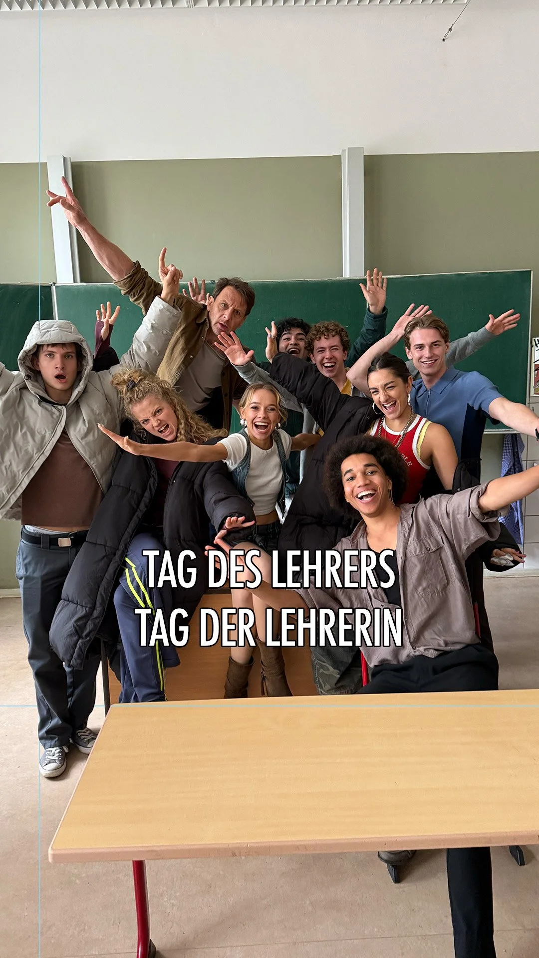 DER LEHRER IST ZURÜCK