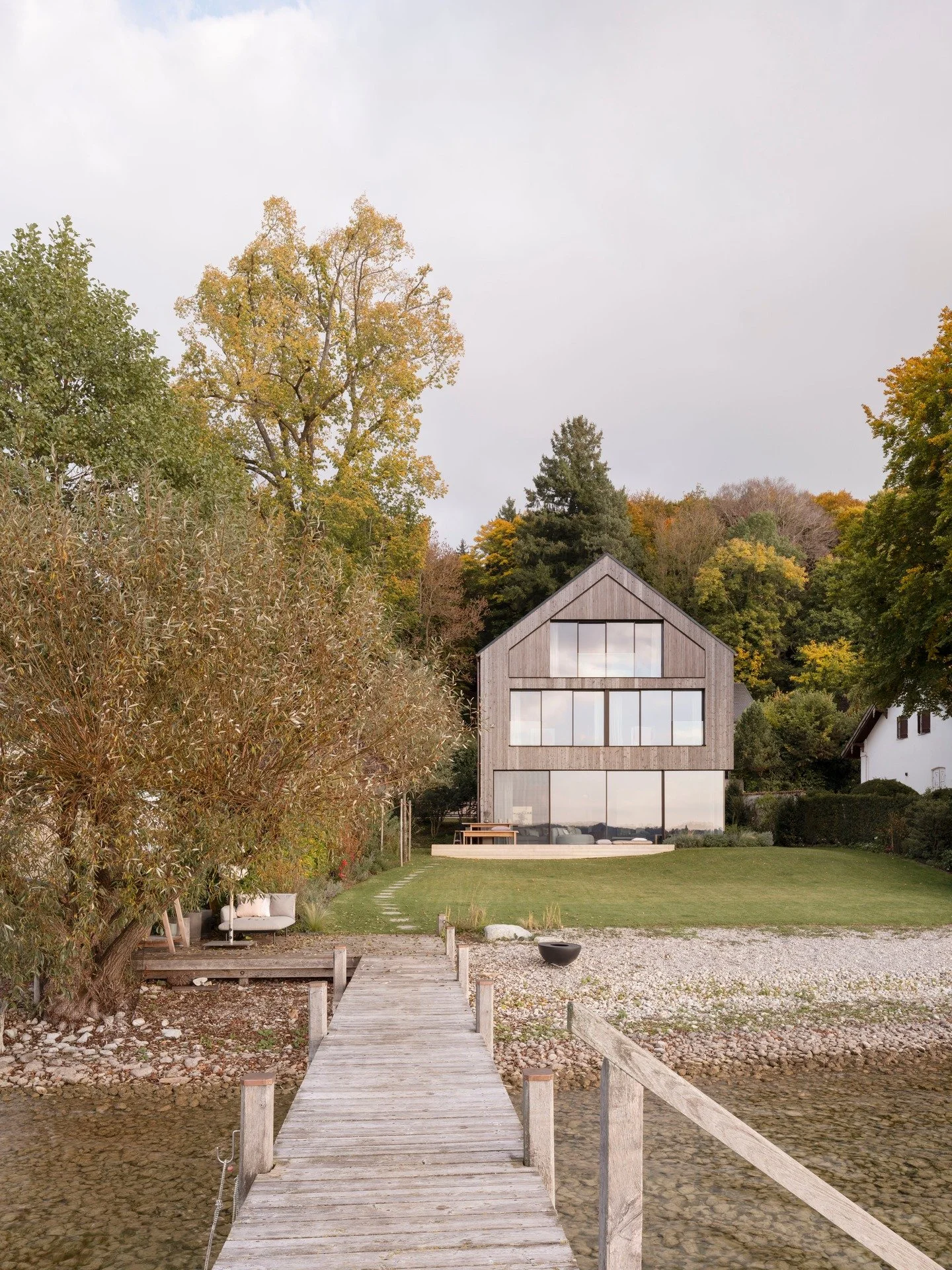 Zum Jahresabschluss, unser Haus L am See. 

Das Wohnhaus ist auf einem au&szlig;ergew&ouml;hnlichen Seegrundst&uuml;ck mit einem begrenztem Bauraum entstanden. Der kompakte Bauk&ouml;rper organisiert das Leben vertikal und schafft auf geringer Grundf