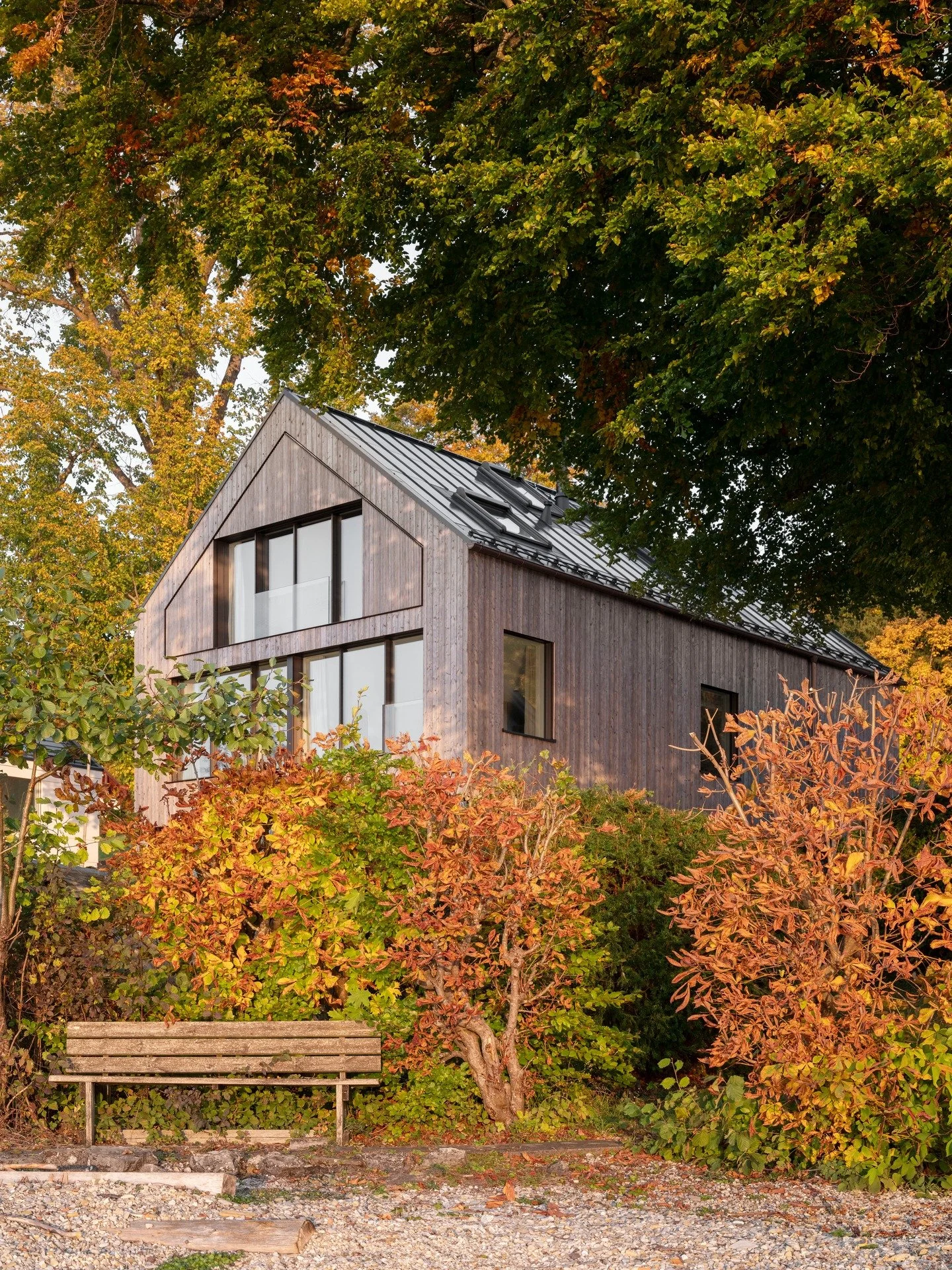 Haus L am See 

Foto: @celiauhalde

#jacobundspreng #architektur #architekturb&uuml;ro #architects #holzfassade #lakehouse #hausamsee #modernarchitecture #modernhome #architecture #bayern #bavaria #munich #m&uuml;nchen #archilovers #archdaily