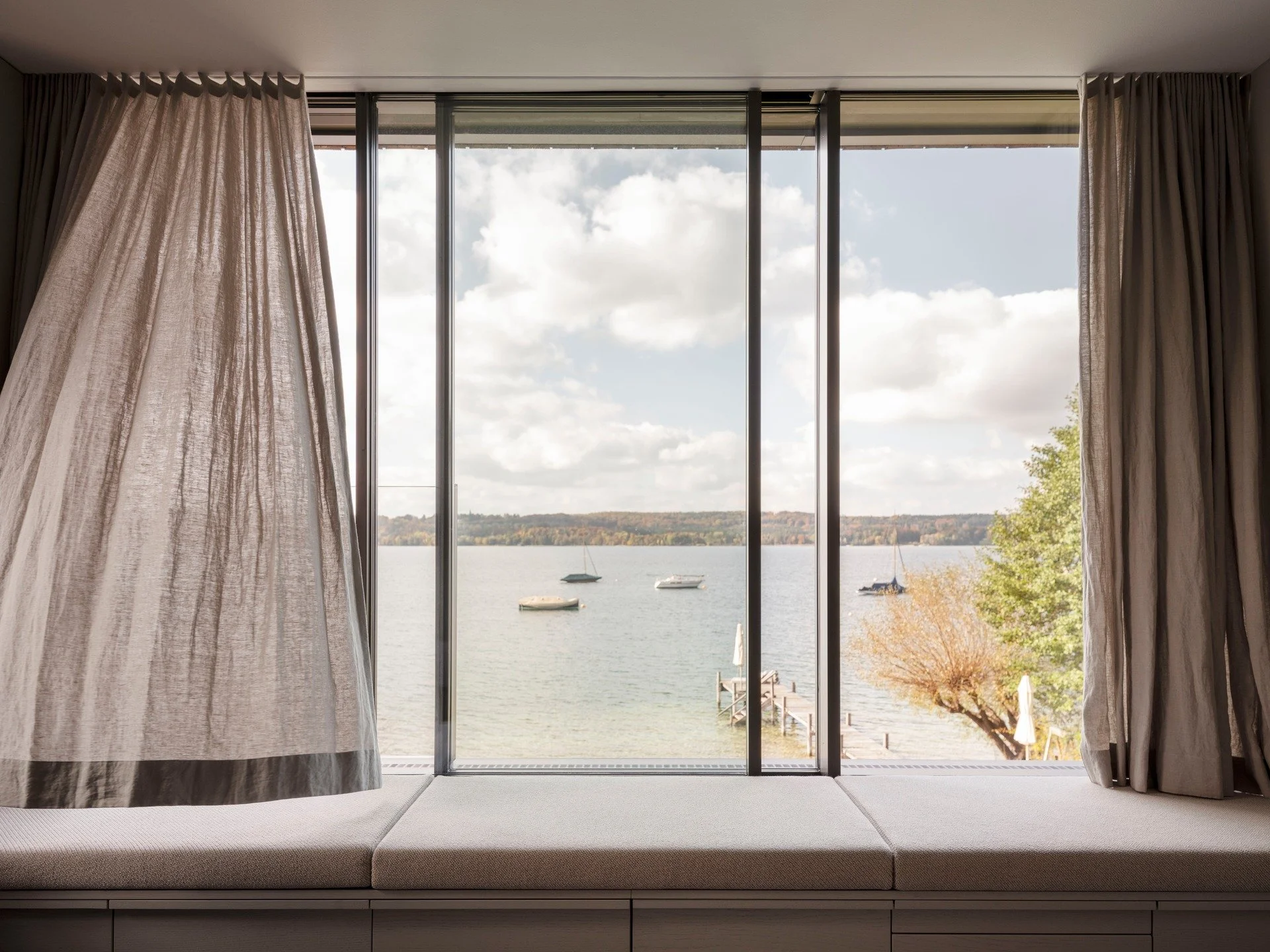 Haus L am See

Die Architektur setzt sich im Inneren fort und ist integraler Bestandteil des r&auml;umlichen Konzepts. W&auml;nde werden zu M&ouml;bel, M&ouml;bel zu Architektur. Die Fenster sind pr&auml;zise gesetzt und auf den reflektierenden See g