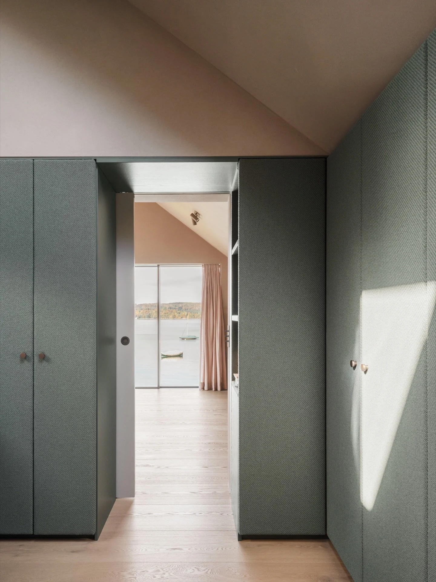 Haus L am See
 
Fotos: @celiauhalde 
Innenraum: @stephanie_thatenhorst 
 
#jacobundspreng #architektur #interior #architects #modernarchiteture