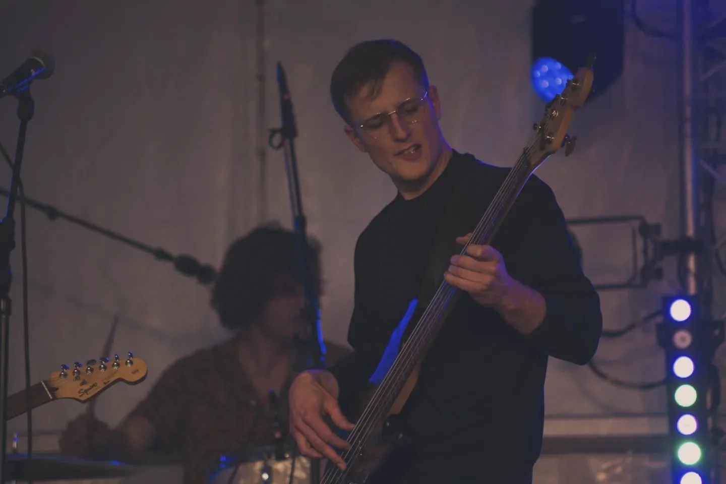 Little throwback to one of our shows from the Nights EP πΈβ‘ #rosewoodindierock #indierock #indierockmusic #dutchindie #dutchband