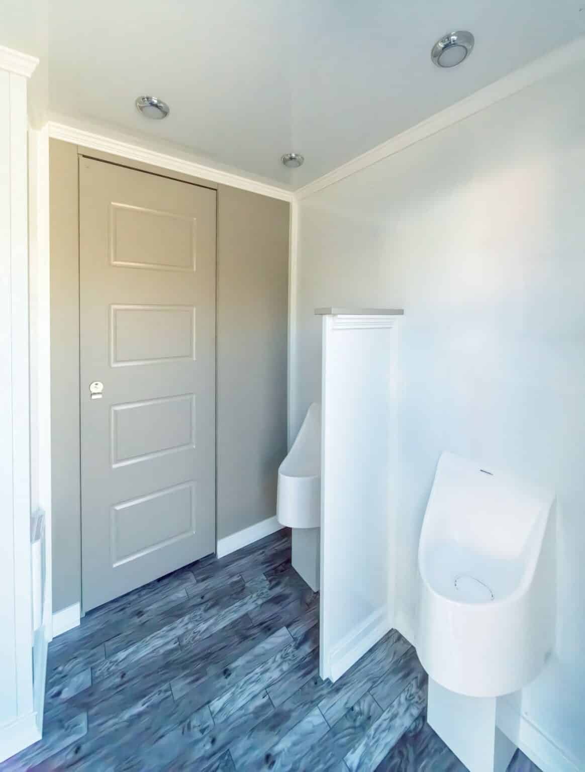 5 Stall Luxury (Men's Double Urinals)