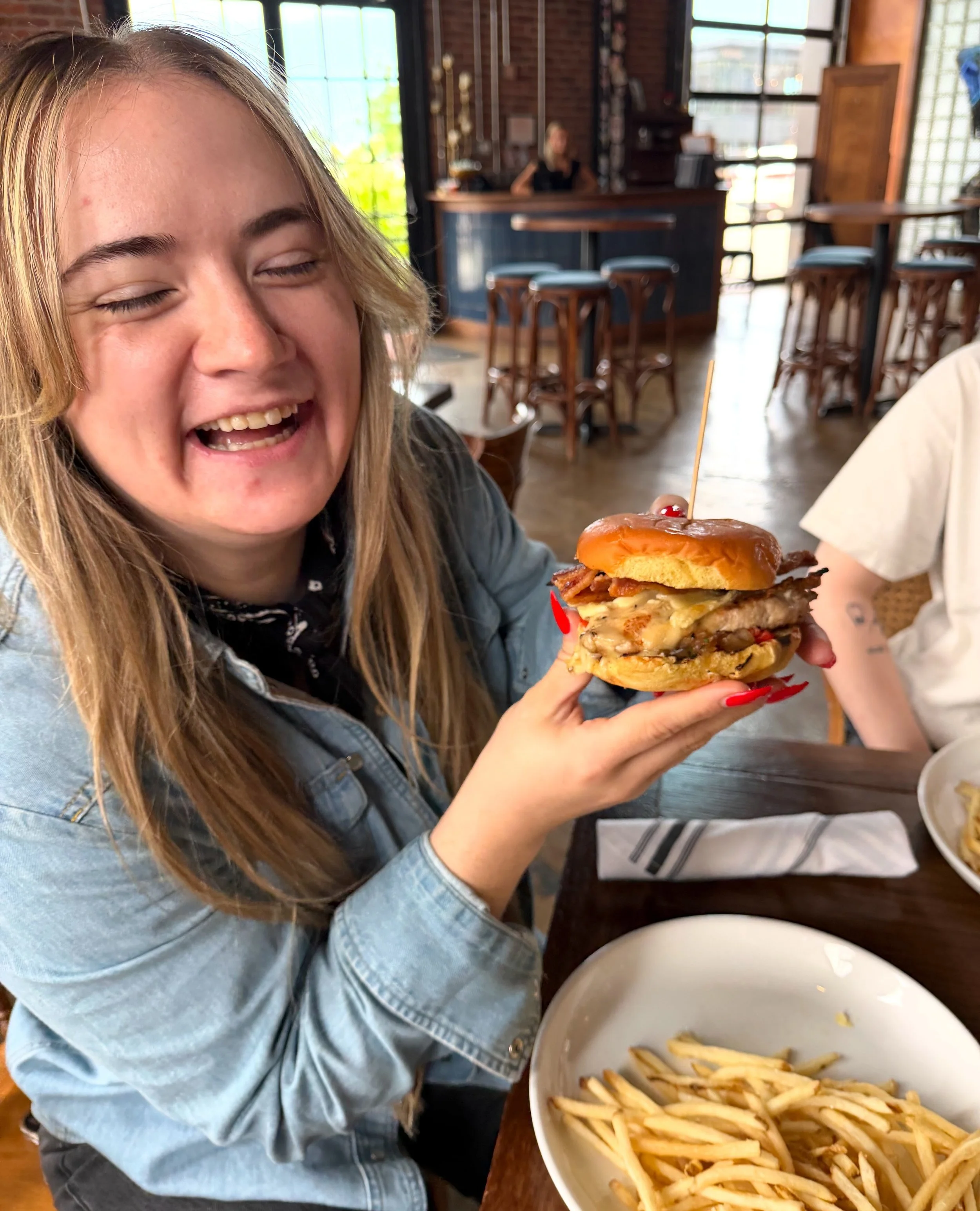 Only order the hickory-grilled chicken sandwich if you want a side of big smiles for lunch. Served with bacon, melty brie cheese, burnt onion jam, pickled Serrano, and served on a Martin&rsquo;s potato bun. 😋 🥪⁠ 
⁠
#lunchfranklintn #factoryatfrankl