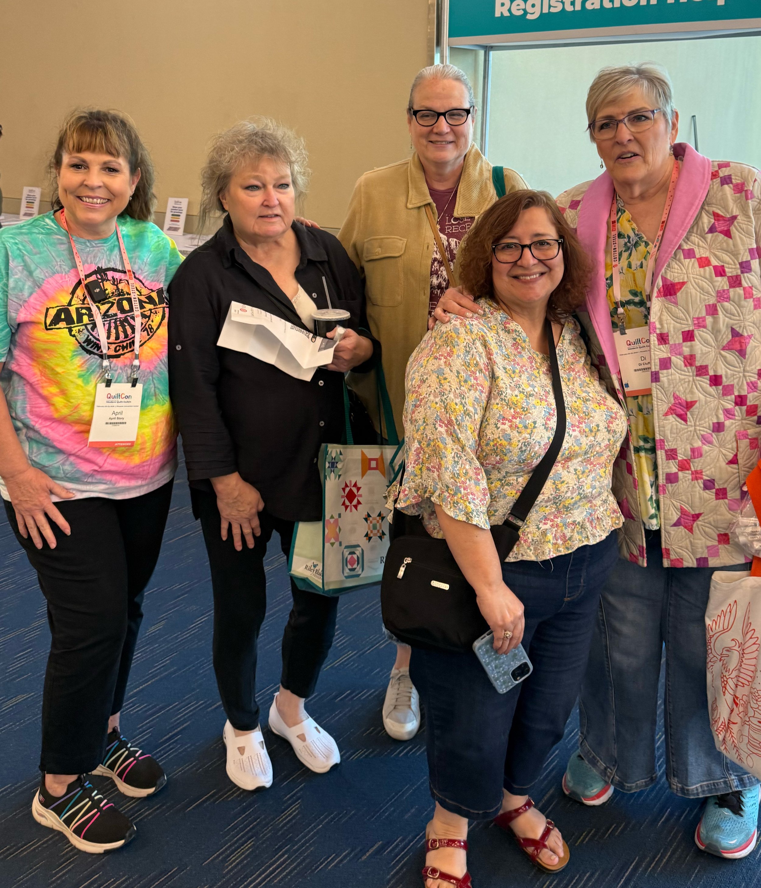 QuiltCon Group Pic 1.jpg