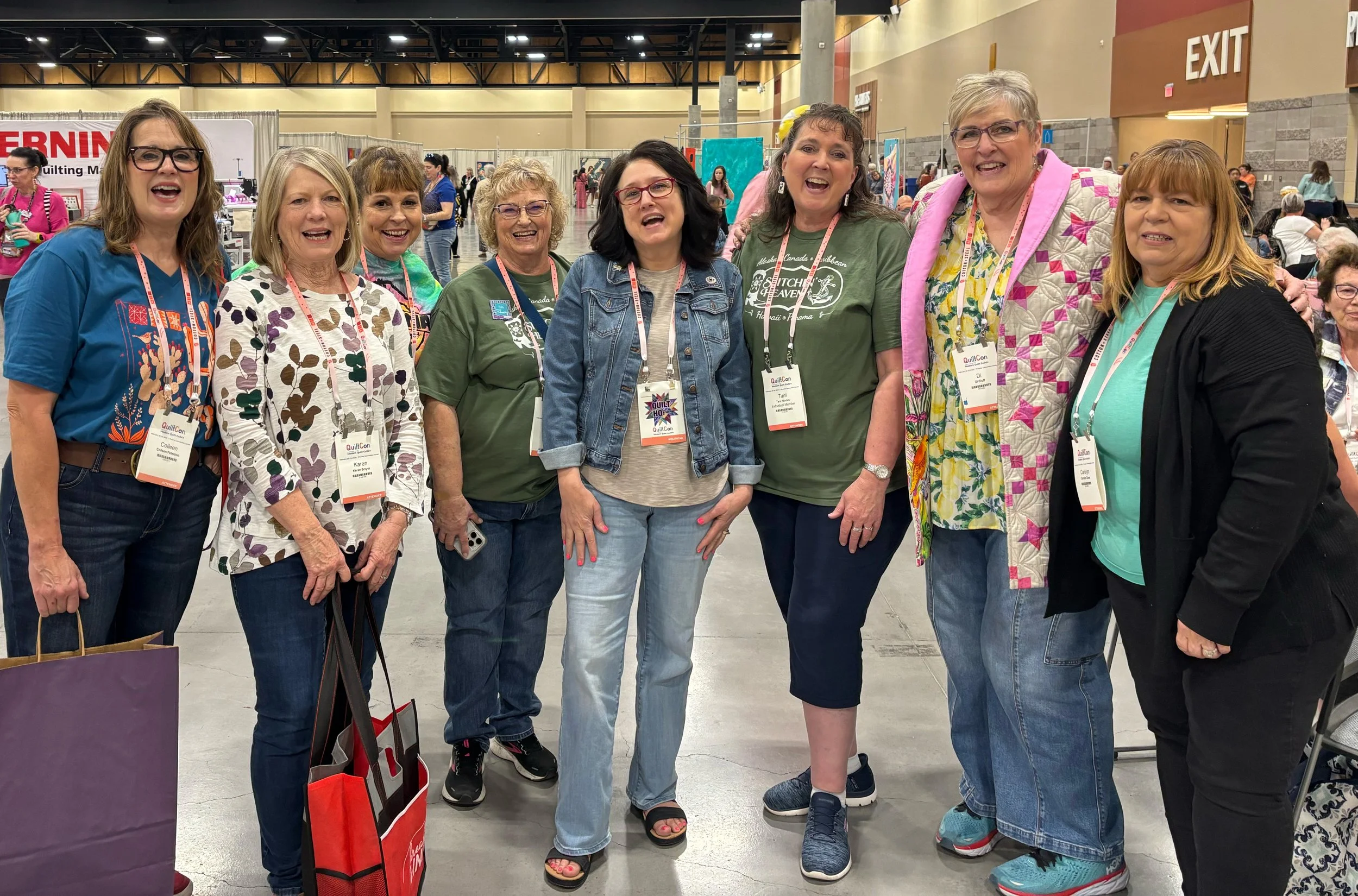 group shot at quilcon.jpg