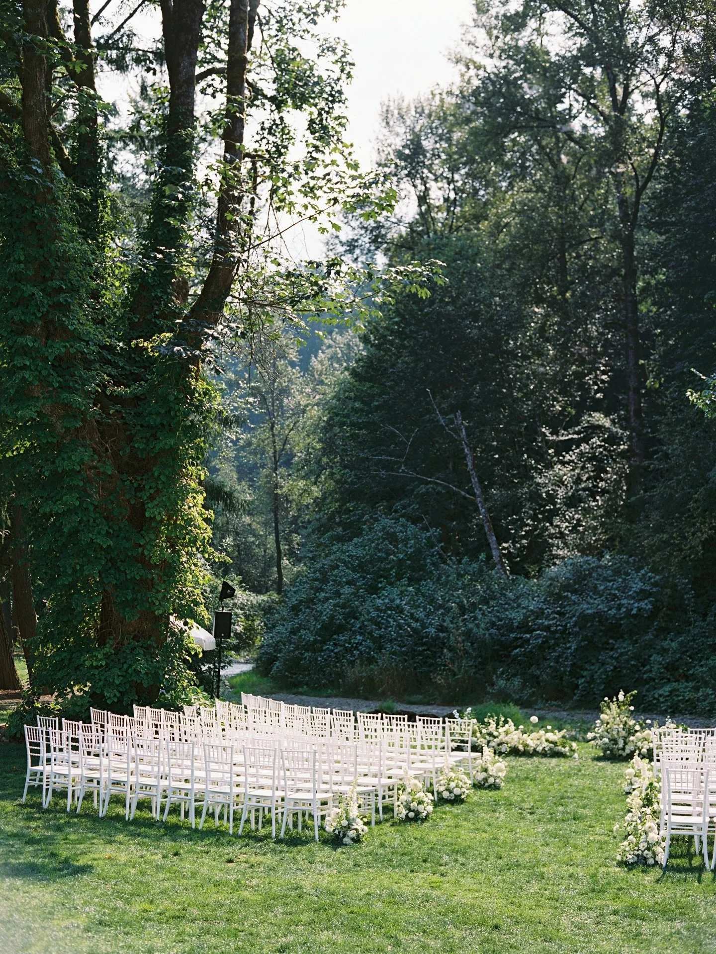 A lovely day for the Kramers 🕊️ I adore the calm energy and sweet anticipation captured before ceremomy began 

Photography: @blue.rosepictures
Florals: @colebuys.design
Planning: @adrnevents
Beauty: @guerrerodelavida_artistry
Venue: @foxhollow_even