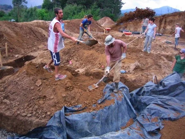13ee Digging the foundation trenches (Escavamos las sanjas).jpg