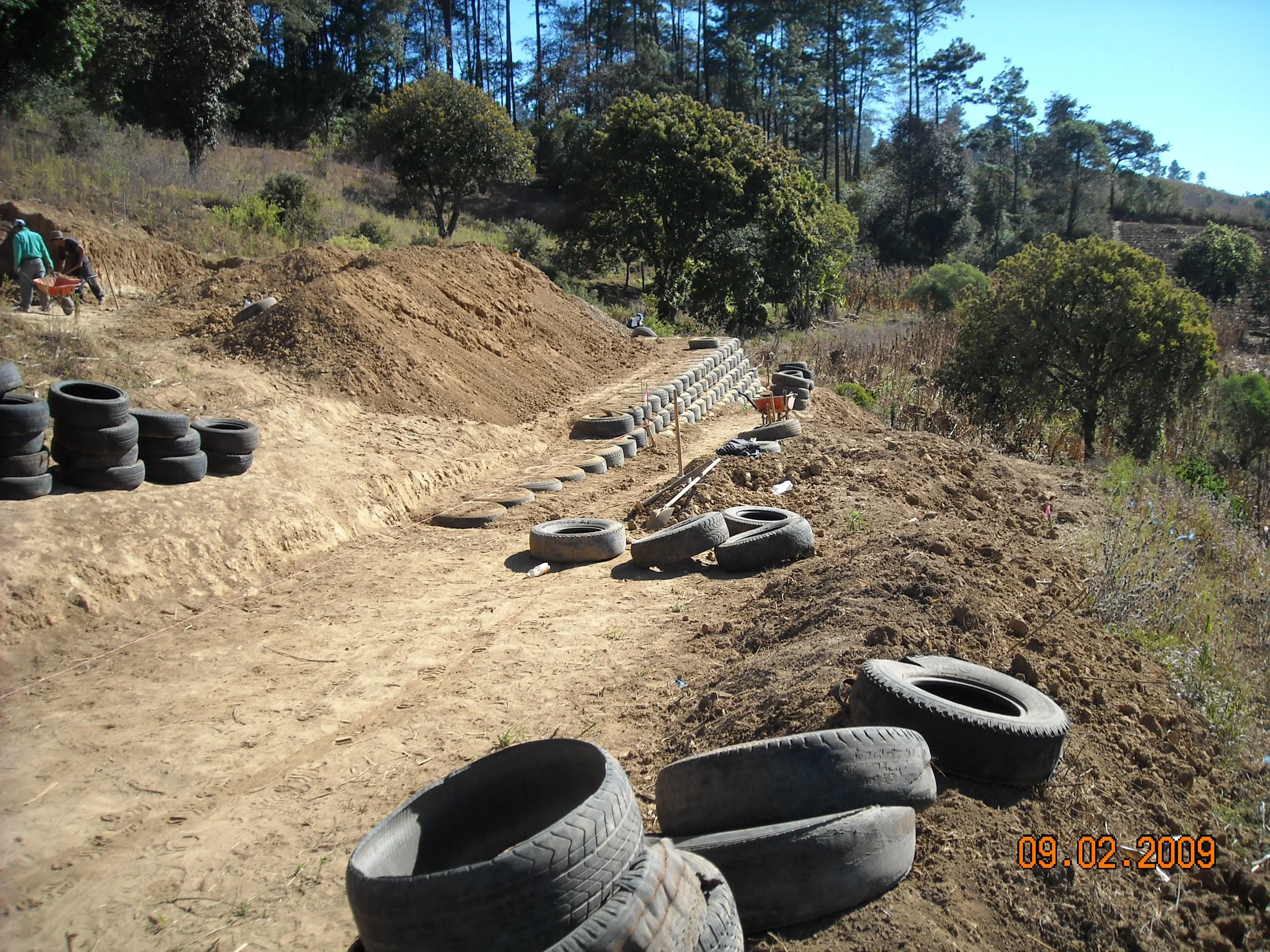 09 The retaining wall (ES El muro de contencion).jpg