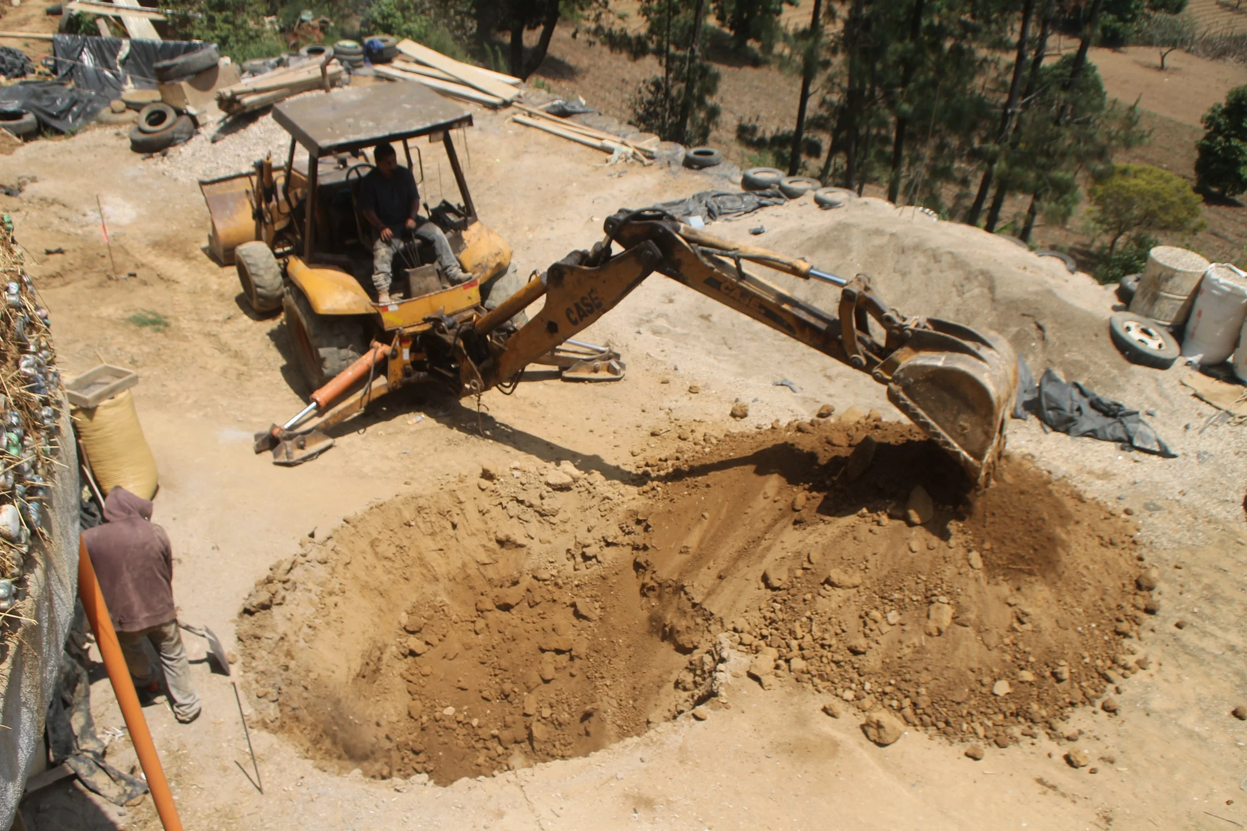 1jj Excavating for the septic tanks (ES Excavando para las fosas sépticas).JPG