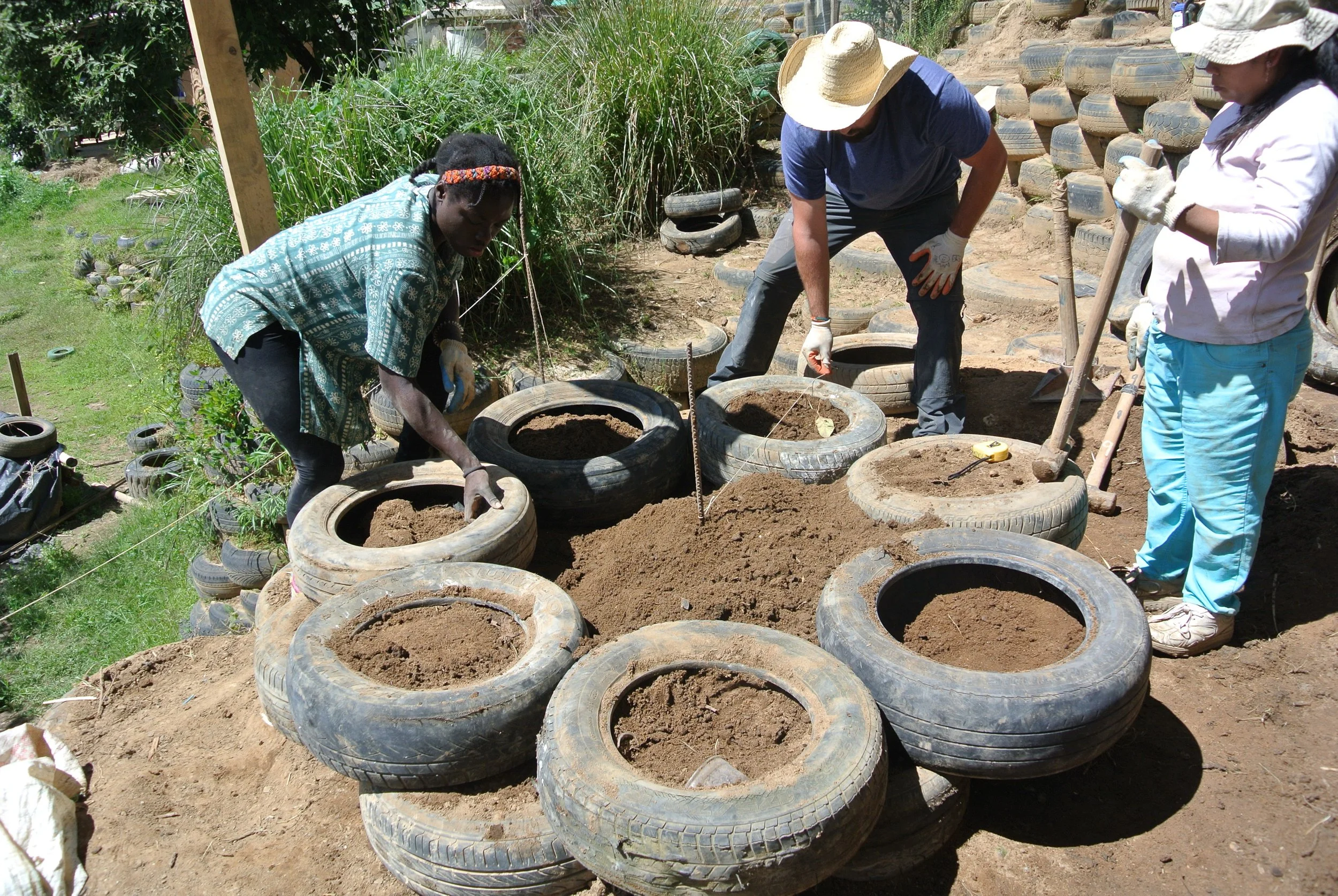 12. 2nd row of earth filled tires (La segunda hilada de llantas llena de tierra).JPG