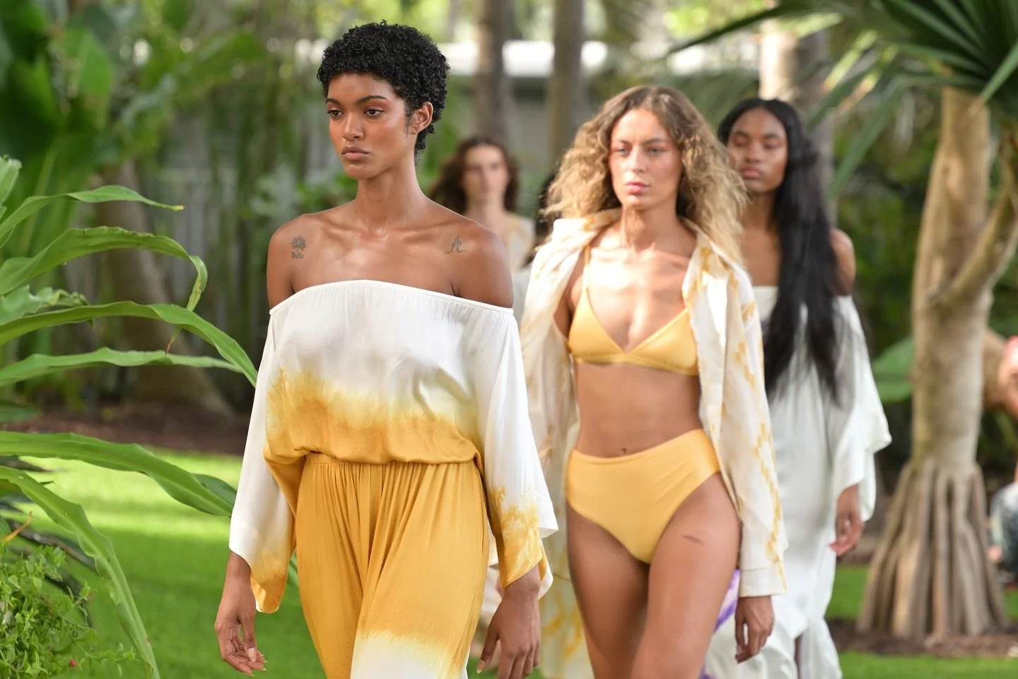 Dreamy ombr&eacute; ensembles by @shopsigal glide through the garden at DiLido Beach Bar.

@ritzcarltonsouthbeach 
@dilidobeachbar