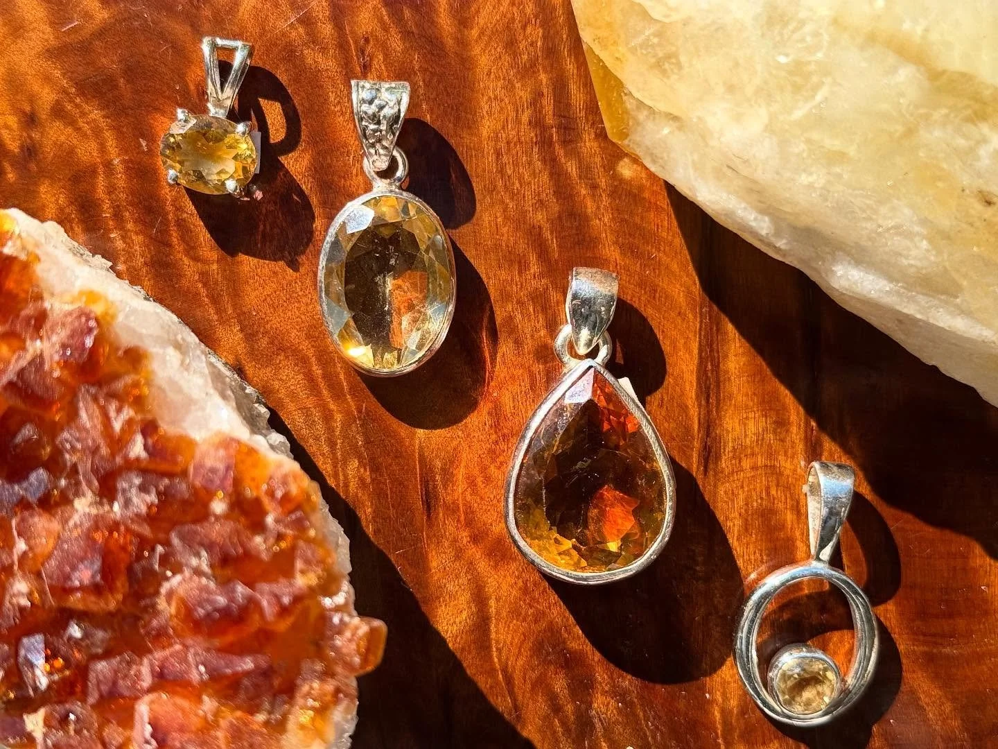Welcome to ✨November✨We've officially entered the darker half of the year, but that doesn't mean we can't still have some sunshine in our lives! ☀️ 
Citrine is one of November's birth stones and can bring the warm, sunny, optimistic energy we all nee
