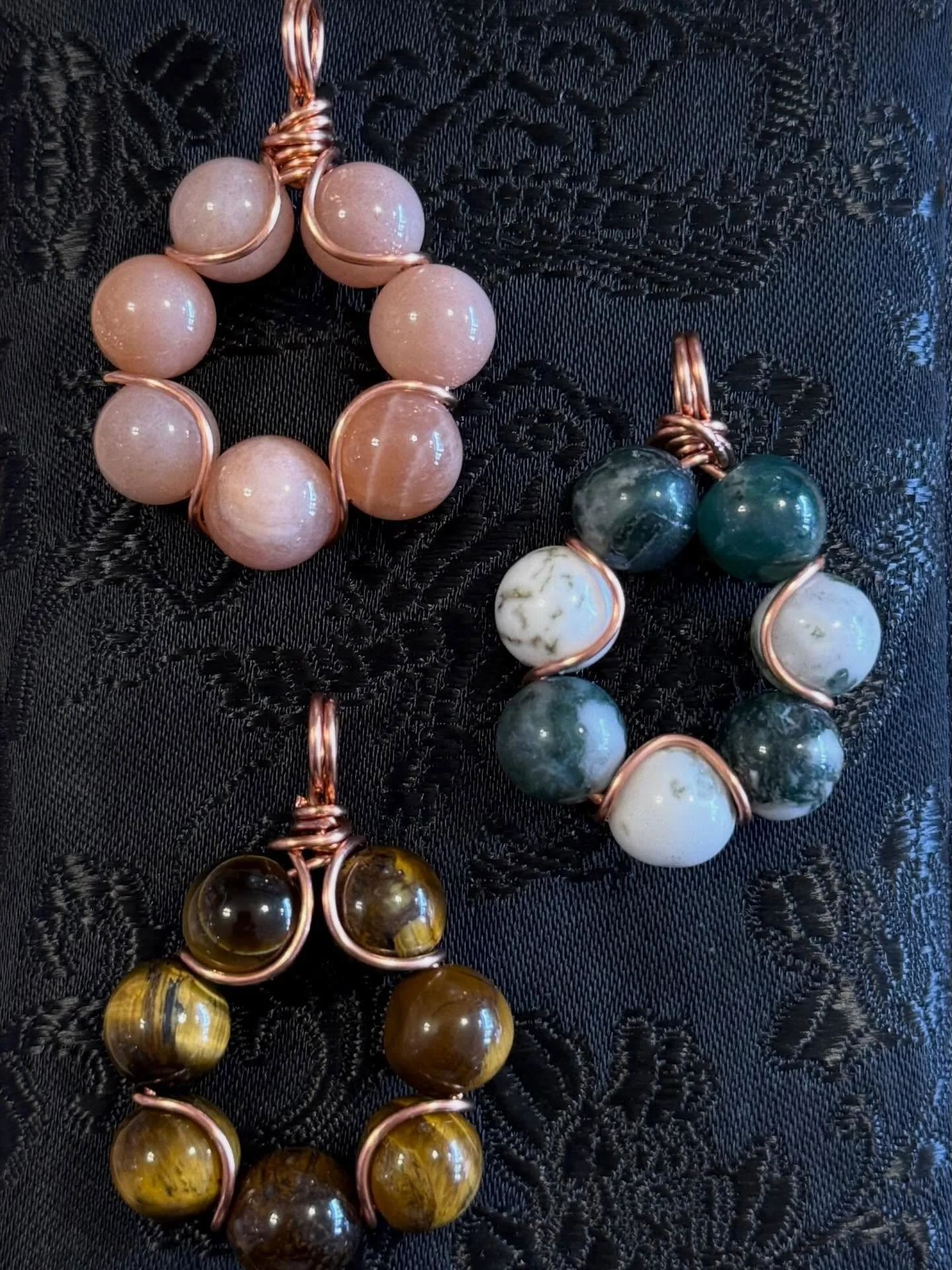 Some new handmade pendants just droppedddd!! There's a much wider variety this go round; some simple designs, more orange, and even some with no stones! Come check them out! 💜✨

#handmadejewelry #crystaljewelry #wirewrapping #smallbusiness #athensga