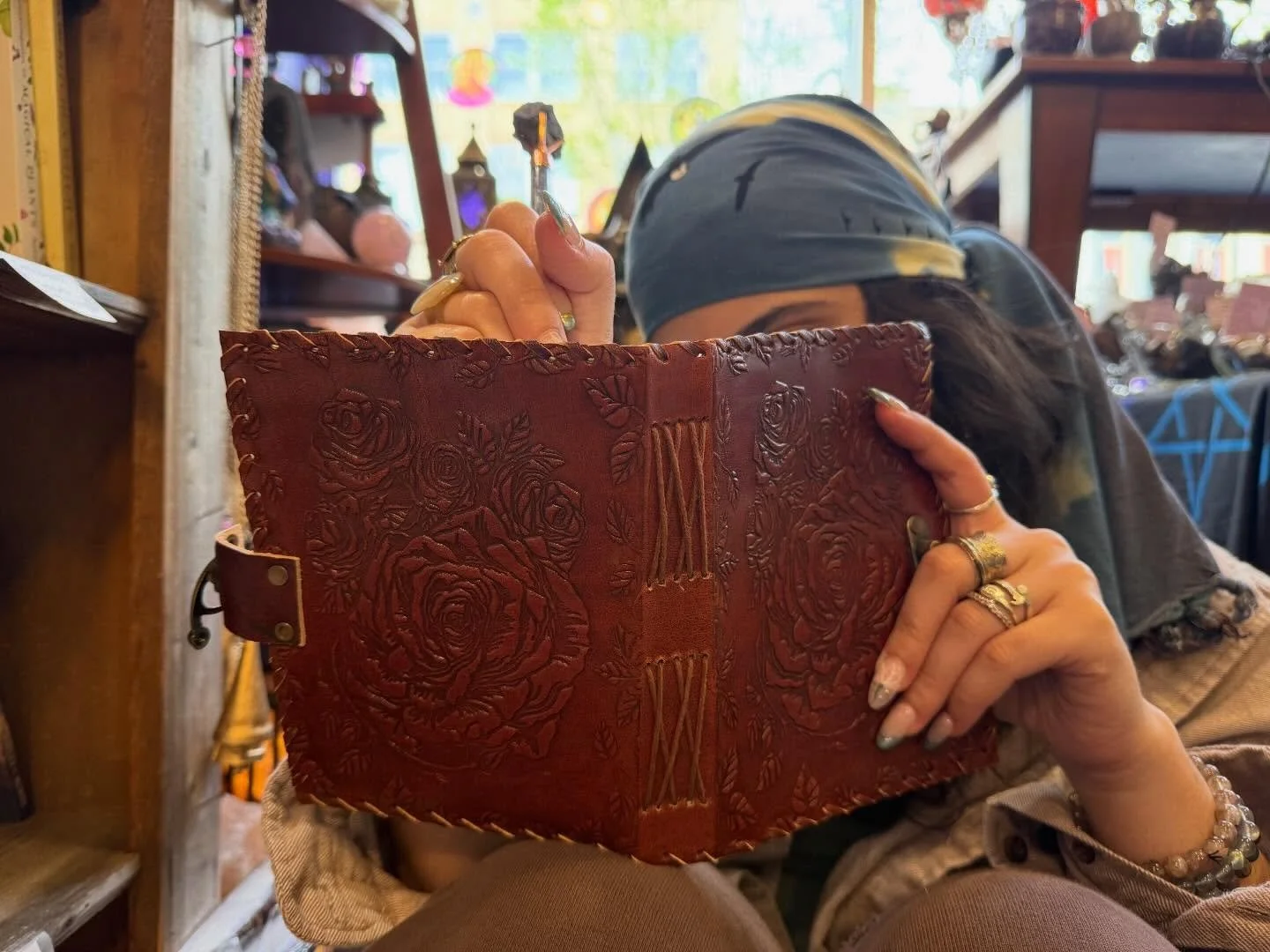 Georgia can't seem to decide if it wants to be warm or cold, but while we're stuck in this in between, take advantage of that cozy indoor time and get in touch with your inner world ✨
Pick up that journal that sits untouched in your room (yes i'm loo