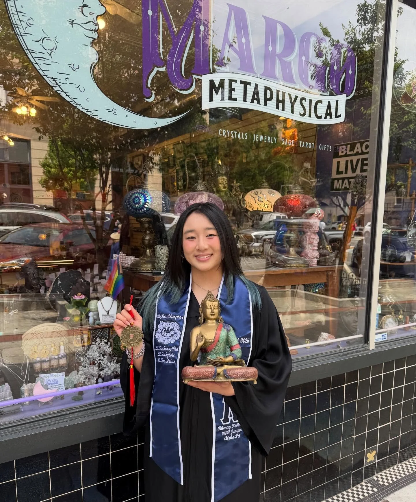 Congrats, grads!!!! 🎓🎆 

We'll miss all of you coming in for your study breaks, picking that perfect stone to help you on your tests, and bringing all your good energy! 

But you guys DID IT!!!! 👏👏 

Good luck on your next adventure, and GO DAWGS