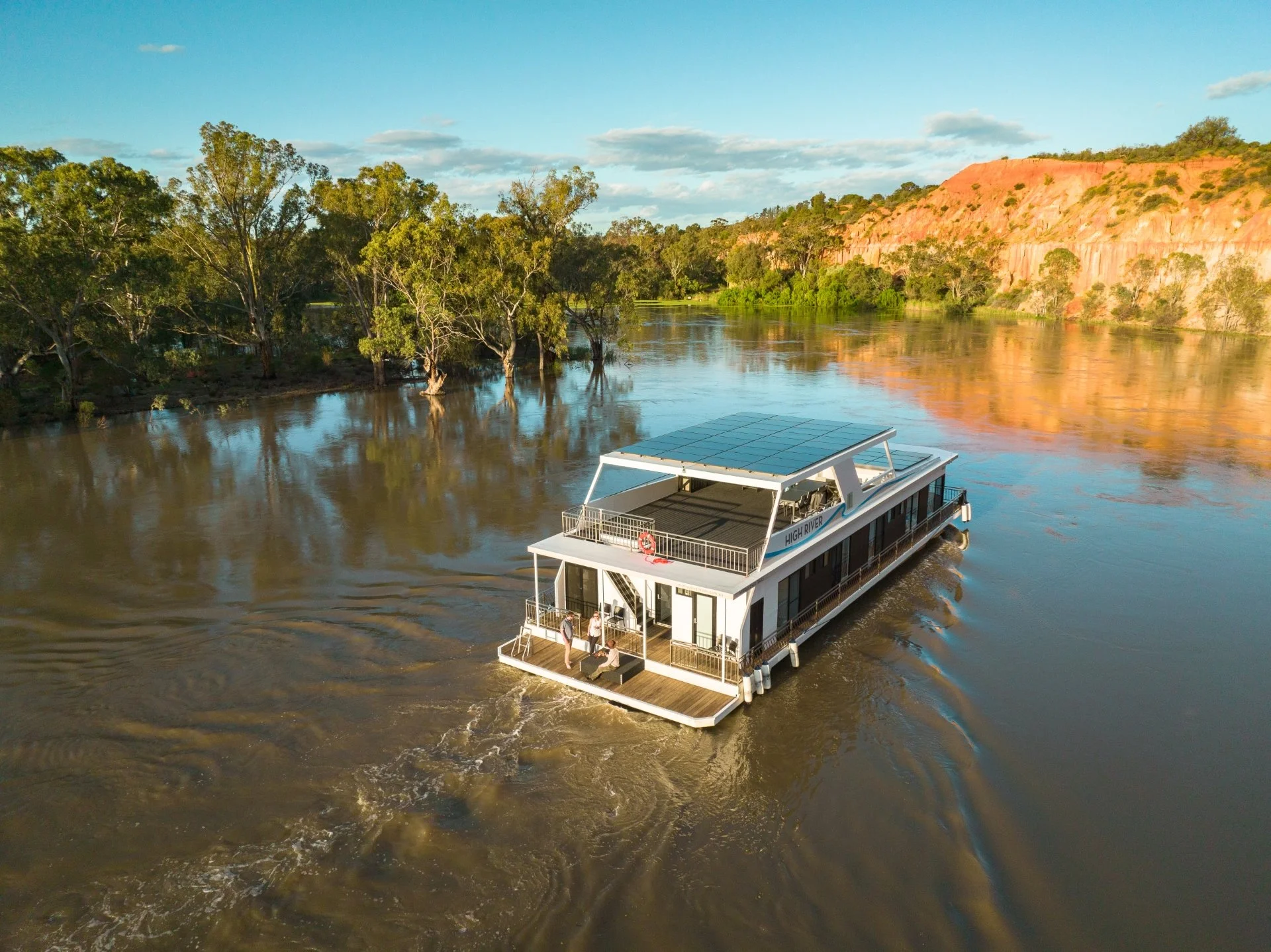 SA_MurrayRiverWalk_HighRiverHouseboat_2022_landscape_aerial.jpg
