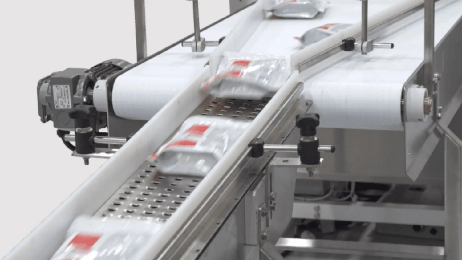 Conveyor packaging machine