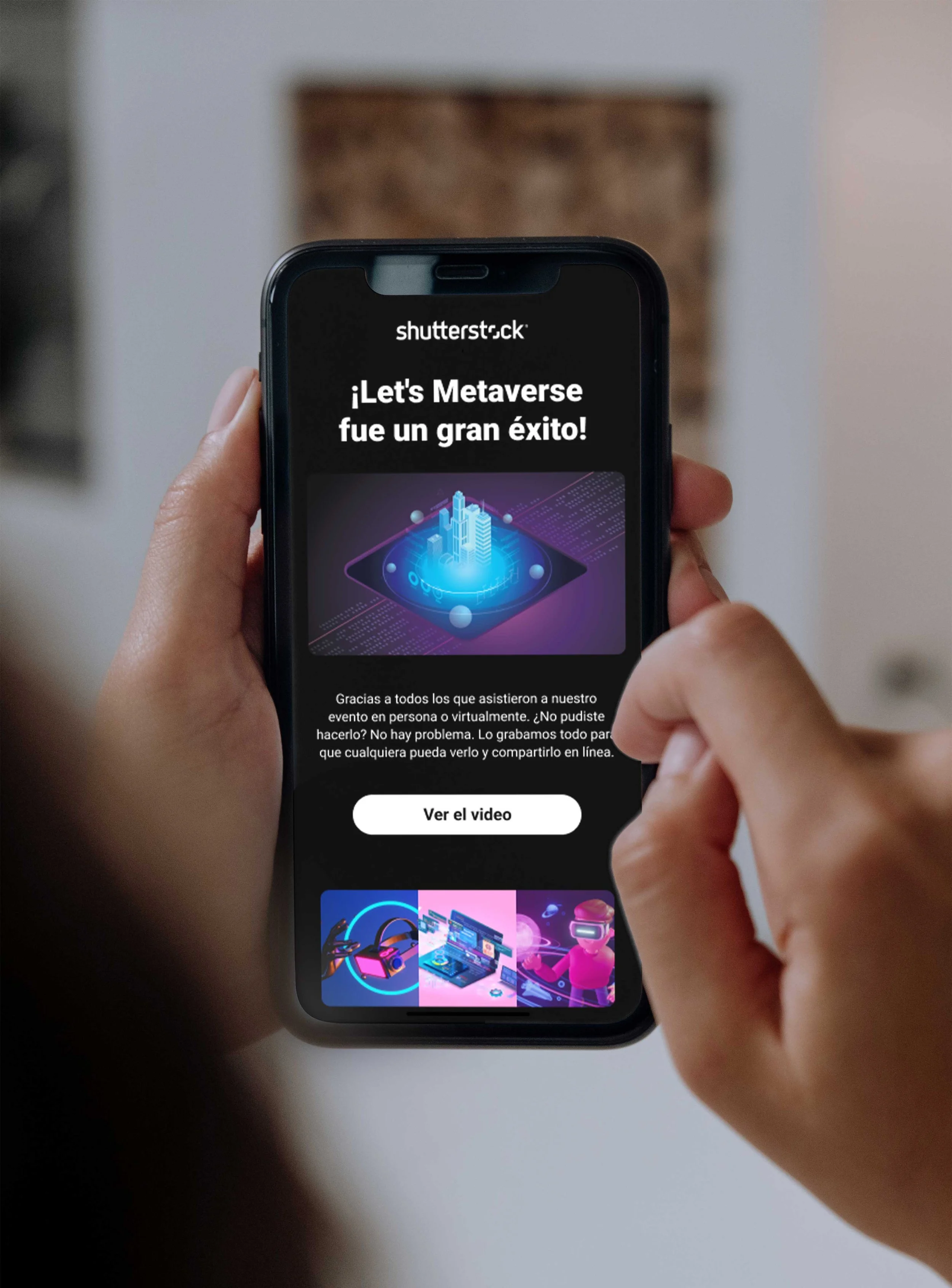 A person holding a smartphone displaying a webpage about the success of the metaverse, with text in Spanish and colorful graphics.