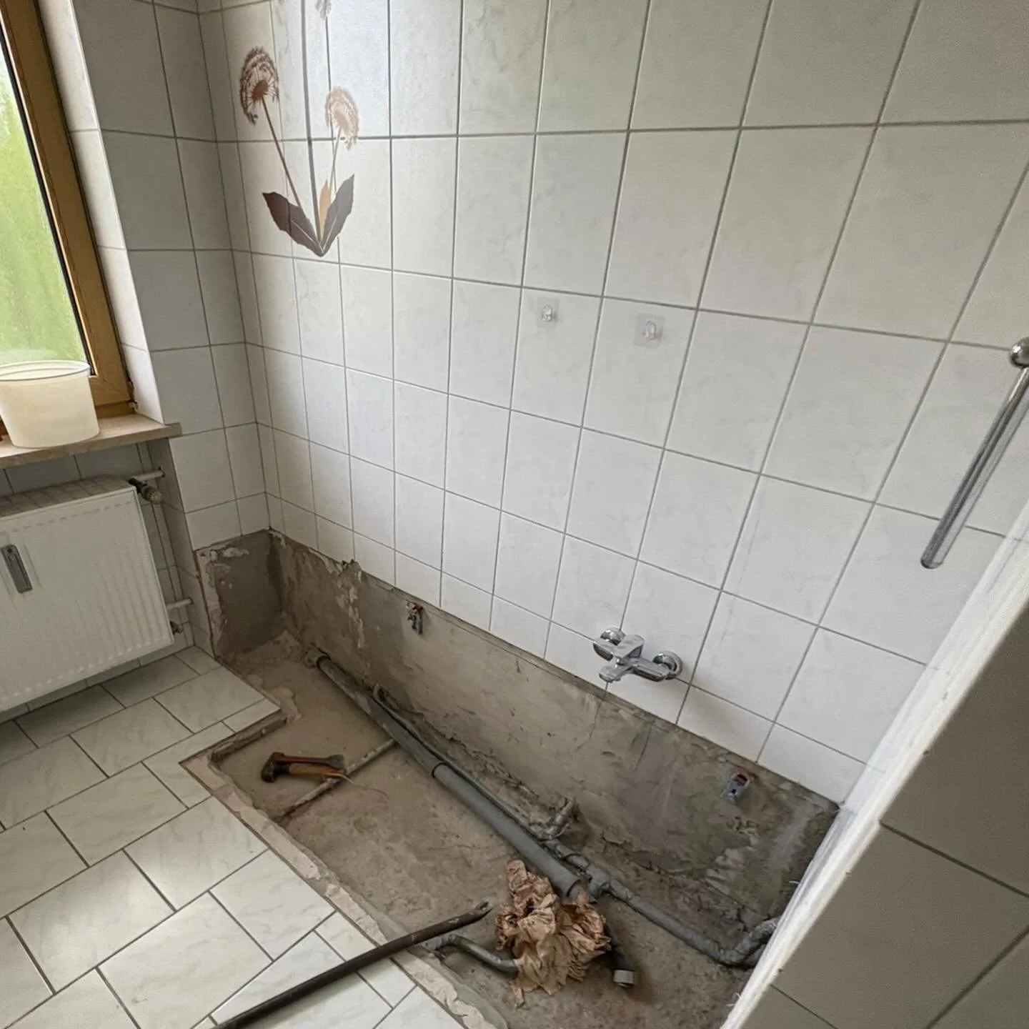 Aus alt wurde clean &amp; modern: begehbare Dusche, helle Farben, alles einmal neu gedacht. Verr&uuml;ckt, wie sehr ein Raum sich ver&auml;ndern kann und wie sehr man sich danach einfach wohler f&uuml;hlt.