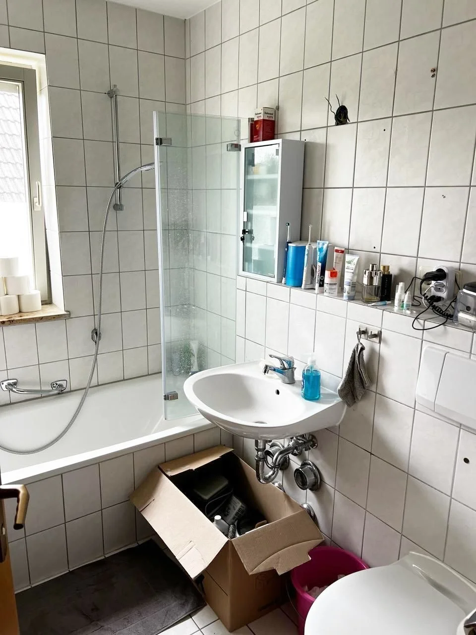 Ooops, we did it again 
Wieder einmal ein komplettes Makeover eines Badezimmers.
Aus schlicht wird modern, klar, stilvoll und mit ganz neuem Charakter.

Manchmal braucht es nur die richtige Vision, um aus etwas Gew&ouml;hnlichem etwas Besonderes zu m