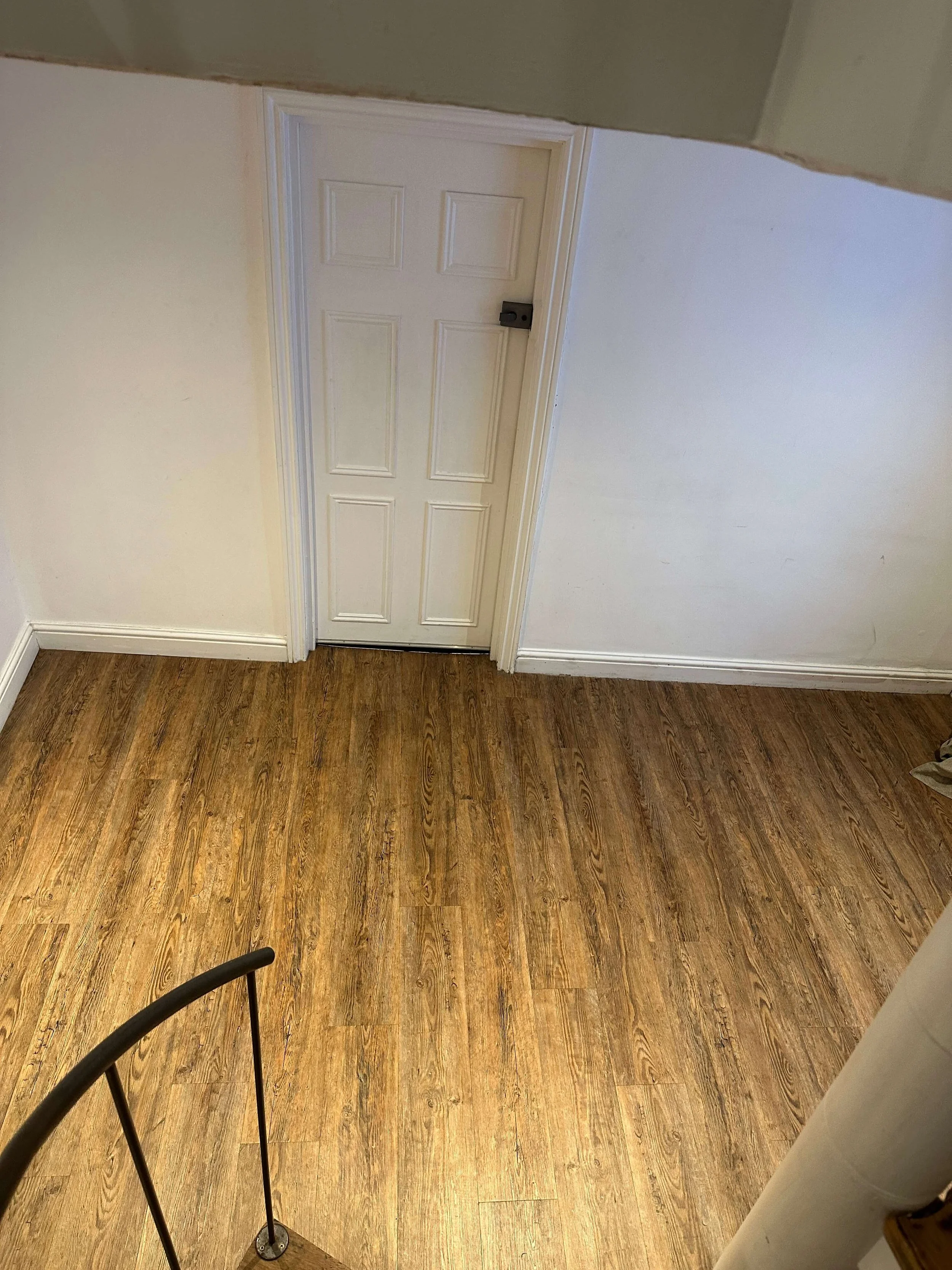 LIVING ROOM (BEFORE)