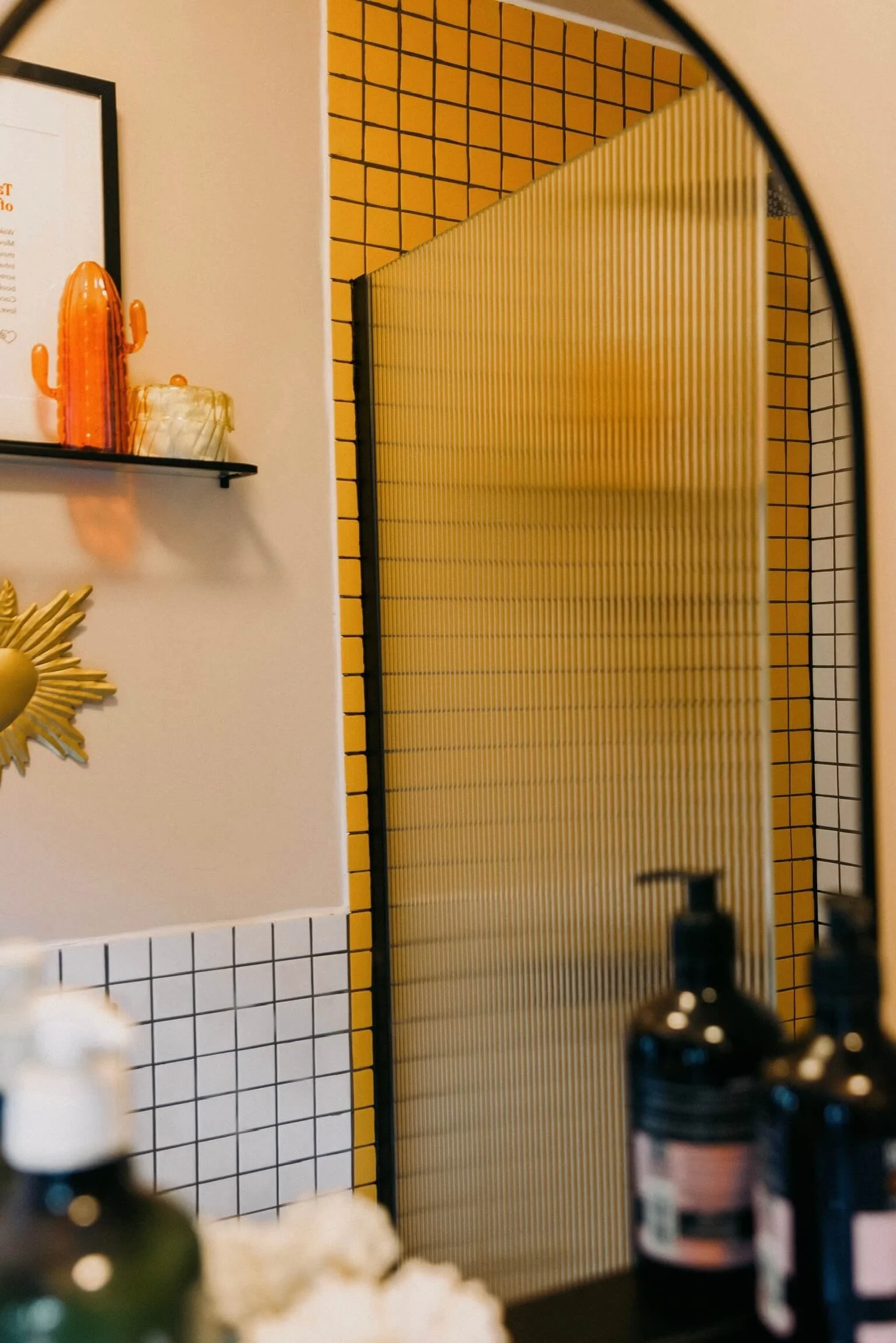 maquette-studio-wc-arched-mirror-yellow-grid-tiles.jpeg