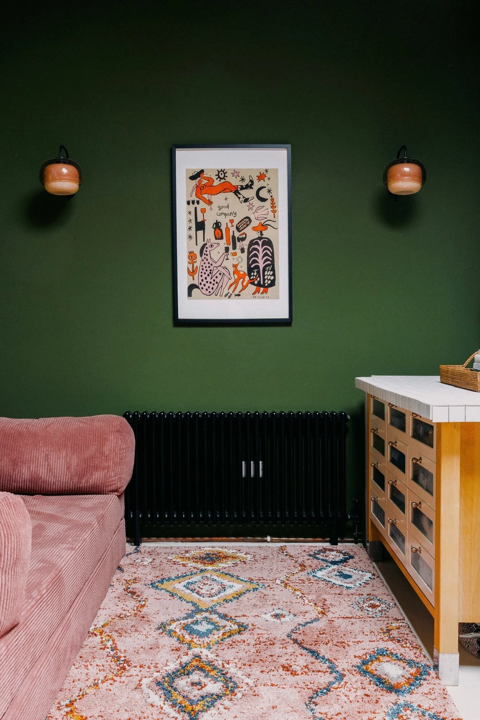 maquette-studio-lounge-pink-sofa-moroccan-rug-green-wall.jpeg