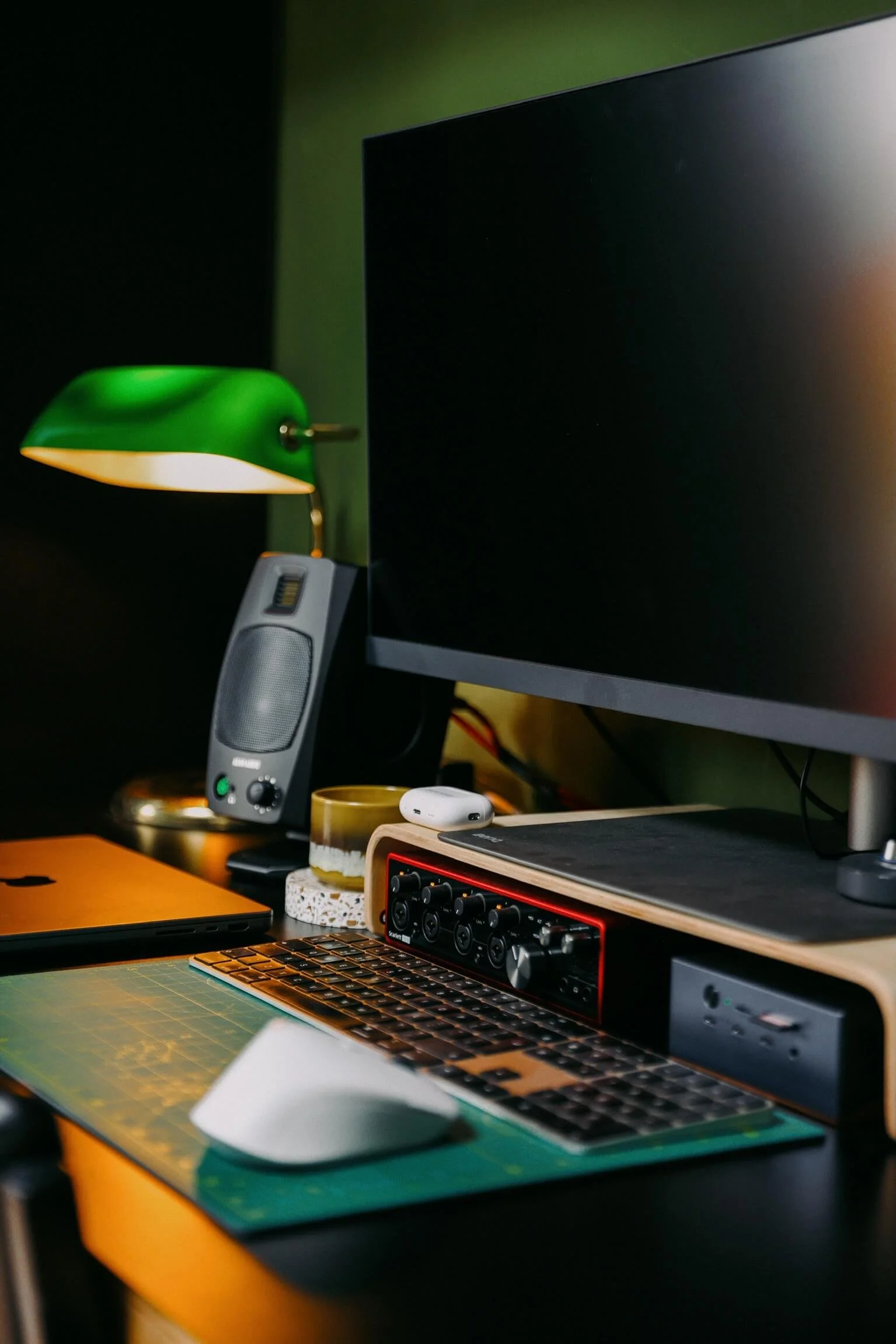 maquette-studio-desk-detail-green-lamp-audio-interface.jpeg