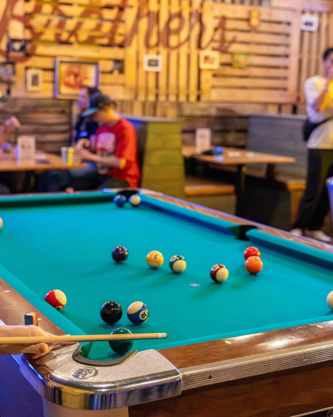 Rack &rsquo;em, smack &rsquo;em, and snack &rsquo;em.
Billiards + BBQ = Bentonville&rsquo;s best combo. 🎱🍖