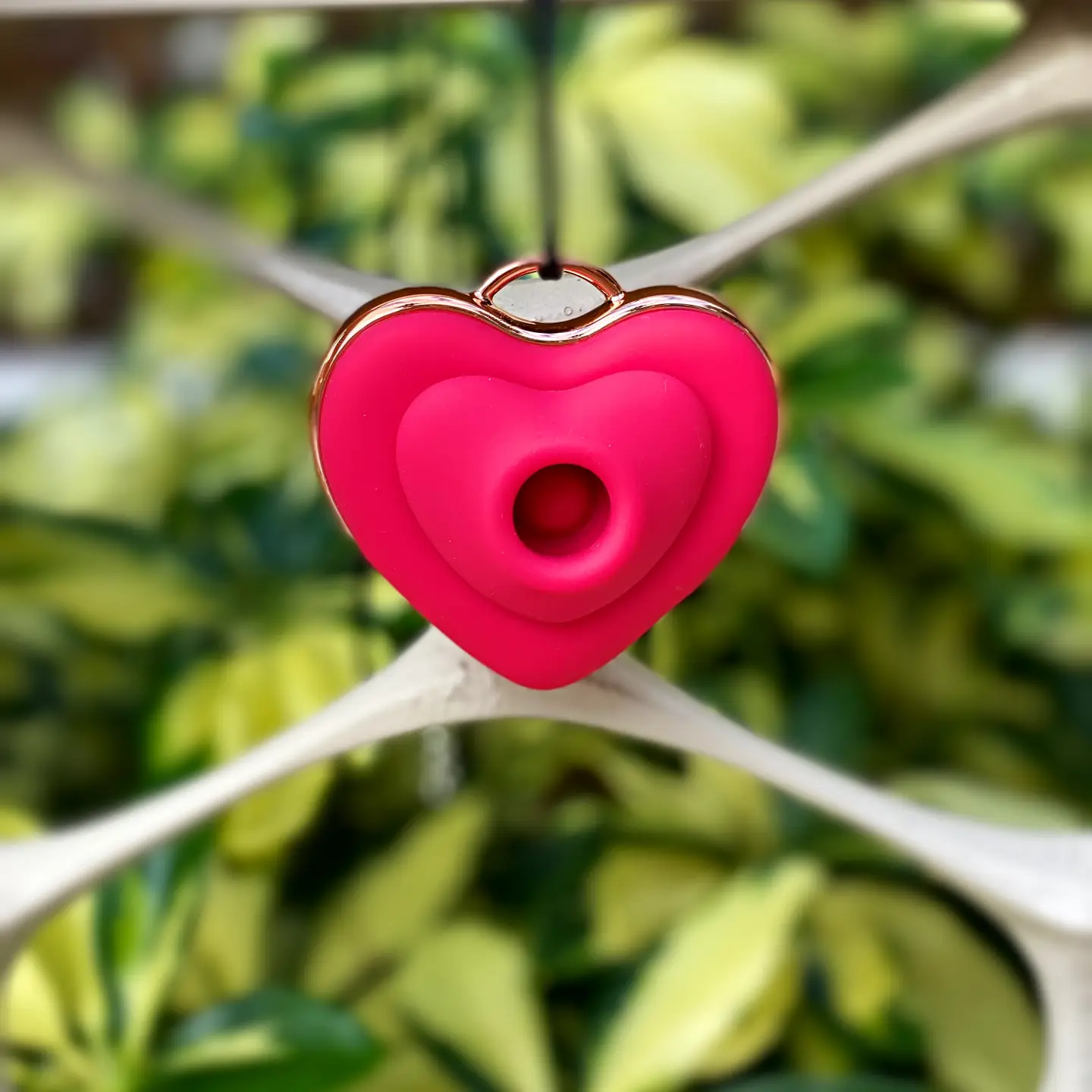 Vibrating Heart Necklace 1.png