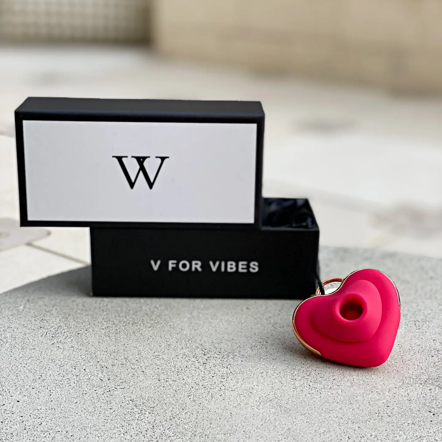 Vibrating Heart Necklace 2.png