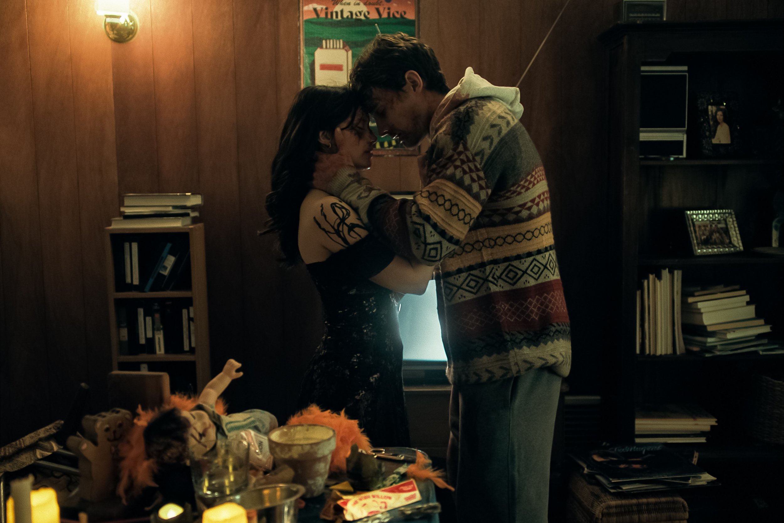 Inde Navarrette als Nikki und Michael Johnston als Bear in OBSESSION von Curry Barker