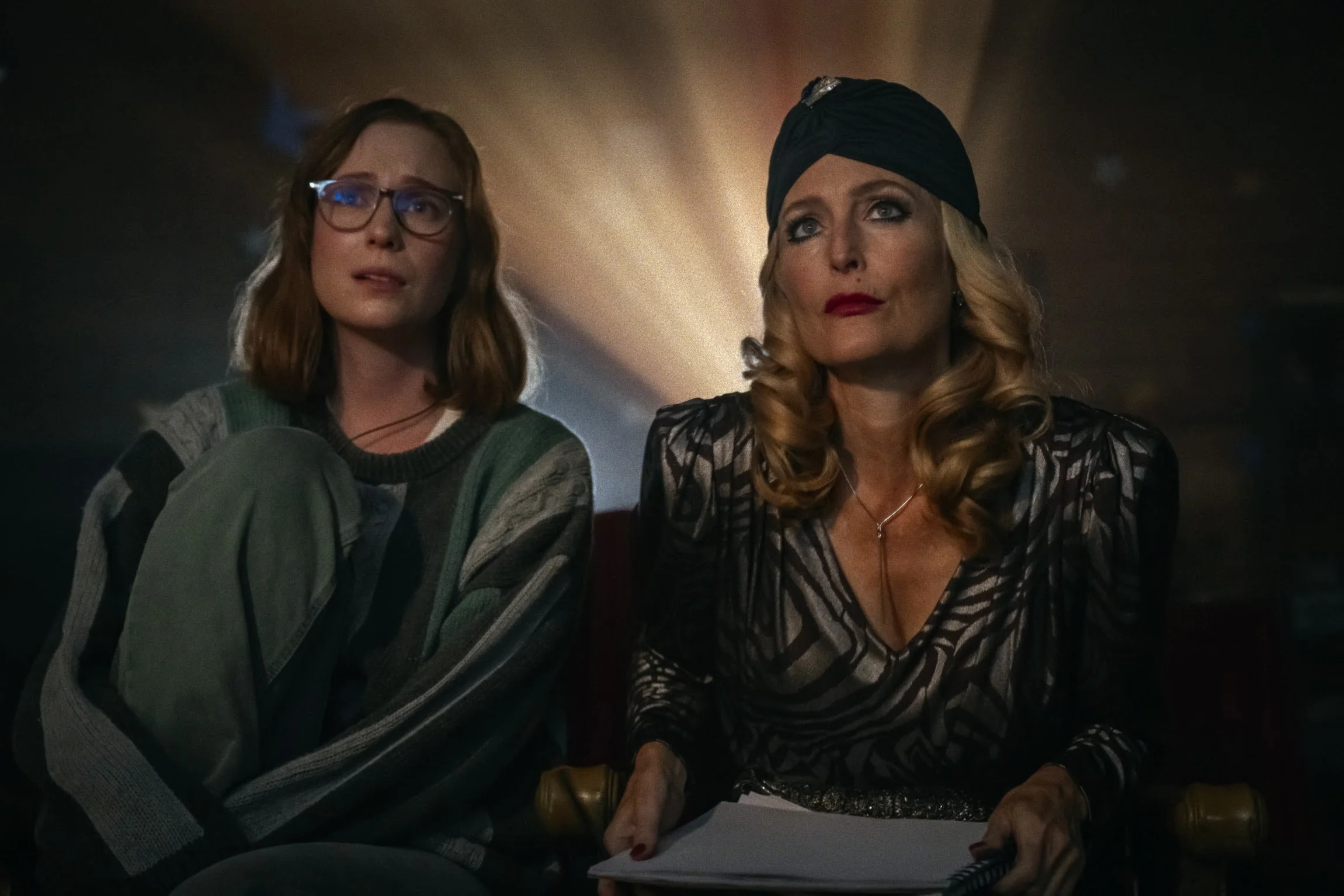 Hannah Einbinder und Gillian Anderson als Kris und Billy Presley in "Teenage Sex and Death at Camp Miasma" von Jane Schoenbrun
