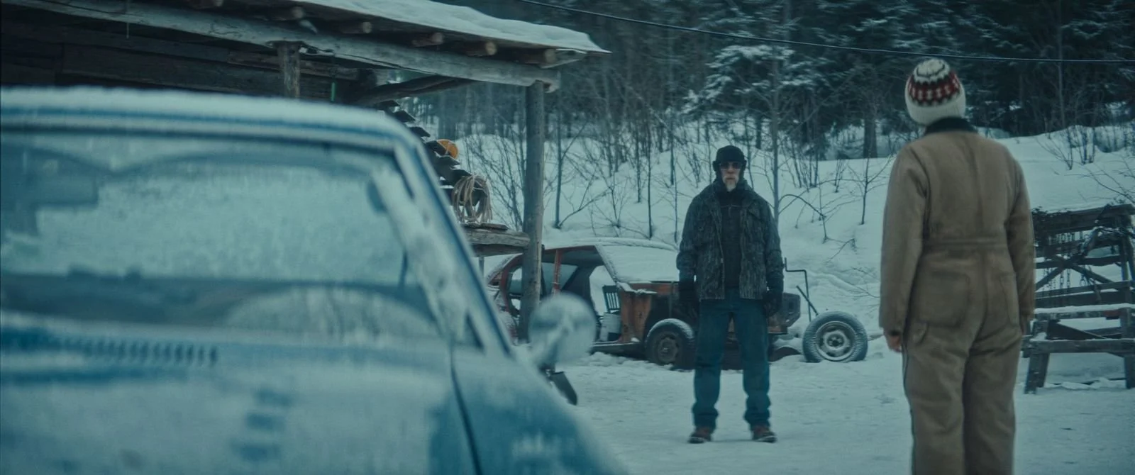 Marc Menchaca und Emma Thompson als Camo Jacket und Barb in "Dead of Winter" Brian Kirk