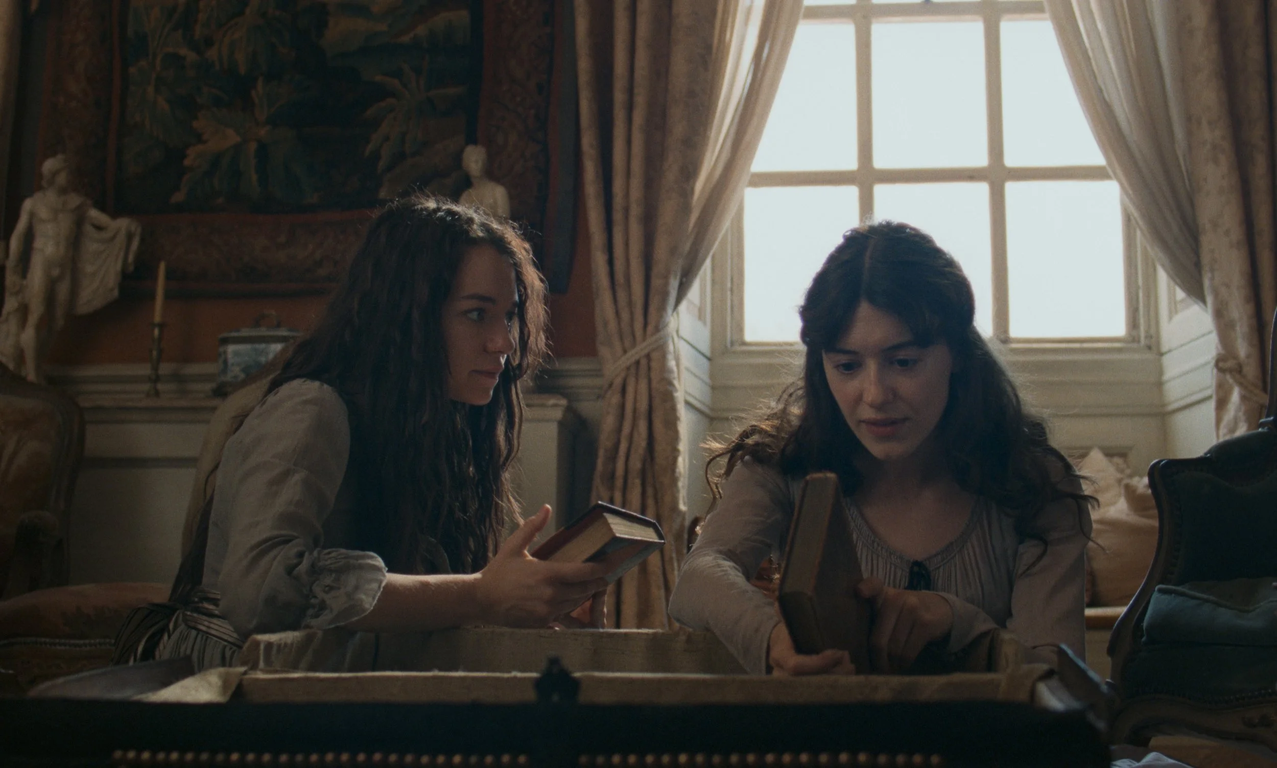SaS_FP_00046a..Esmé Creed-Miles stars as Marianne Dashwood and Daisy Edgar-Jones as Elinor Dashwood in SENSE and SENSIBILITY, a Focus Features release...Credit: Courtesy of Focus Features / © 2026 FOCUS FEATURES LLC..