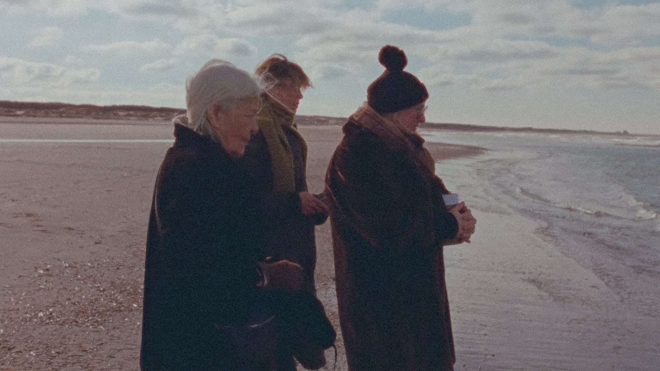 Jil Krammer, Susanne Wolff und Hildegard Schmahl als Anna, Charlotte und Ines in "Donkey Days" von Rosanne Pel