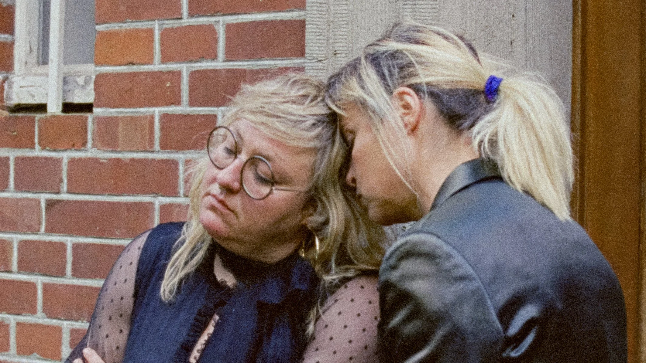 Jil Krammer und Susanne Wolff als Anna und Charlotte in "Donkey Days" von Rosanne Pel