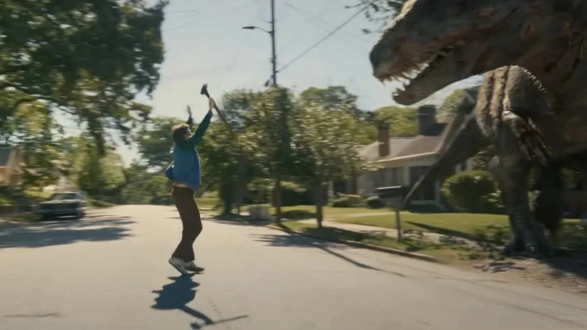 Still "The End of Oak Street" von David Robert Mitchell mit Anne Hathaway und Ewan McGregor