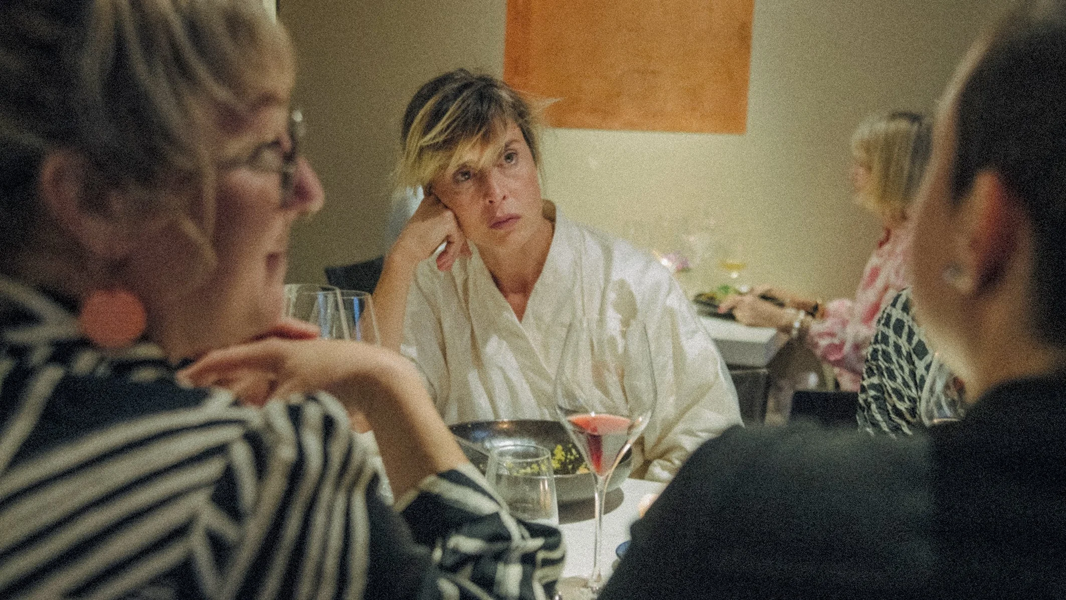 Jil Krammer, Susanne Wolff und Hildegard Schmahl als Anna, Charlotte und Ines in "Donkey Days" von Rosanne Pel