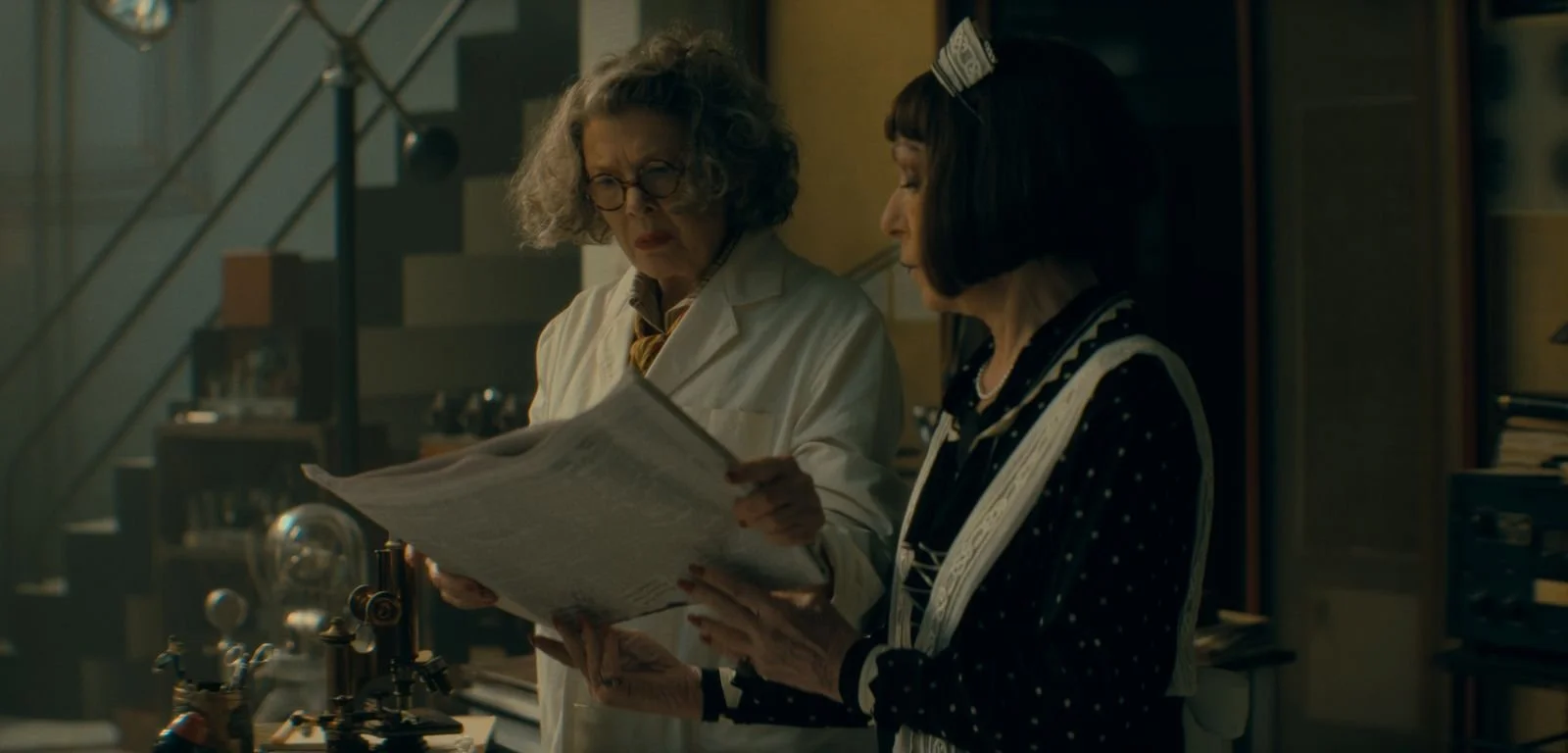 Annette Benning als Dr. C. Euphronius in "The Bride!" von Maggie Gyllenhaal