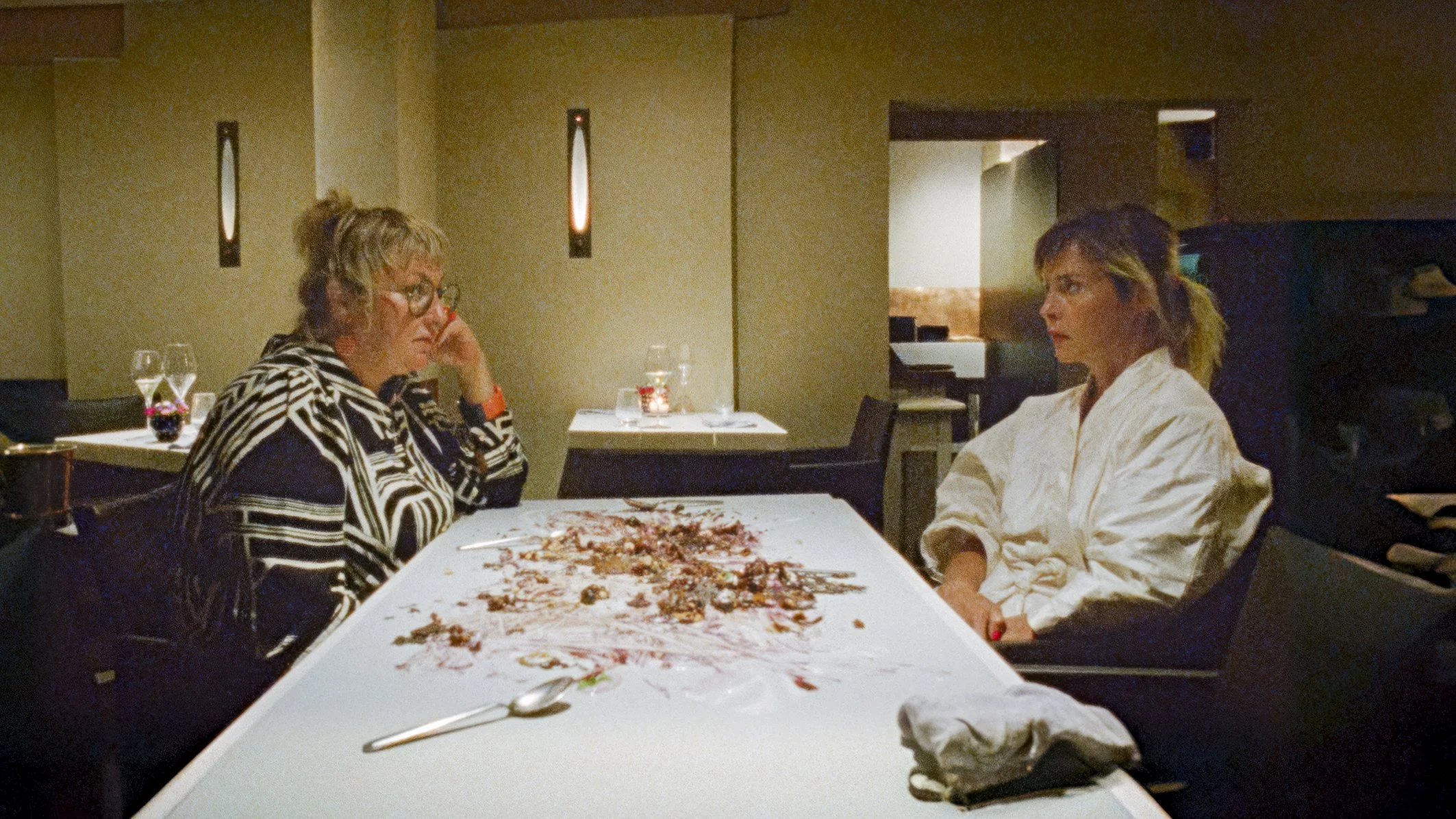 Jil Krammer und Susanne Wolff als Anna und Charlotte in "Donkey Days" von Rosanne Pel